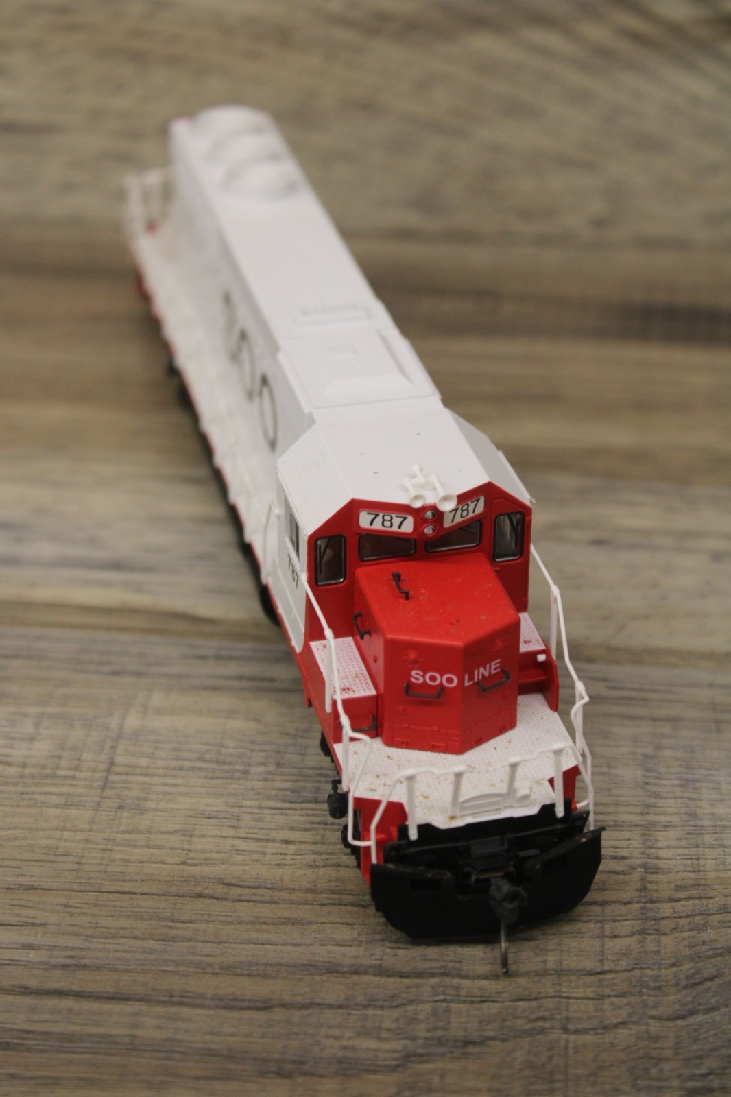 HO Kato SD40-2 Soo Line Locomotive #787 Model Train