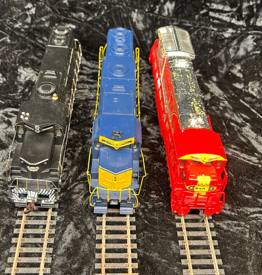 Lot 3 HO 5628, 350, 1347 Santa Fe, New York Central, 2 Locomotives, 1 Dummy, c33