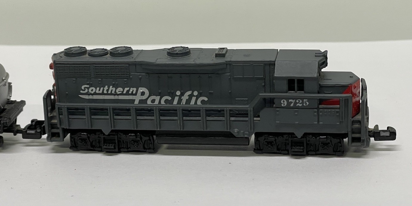 Southern Pacific Locomotive #9725 Model Train No. 418 High Speed w/Tanker Car