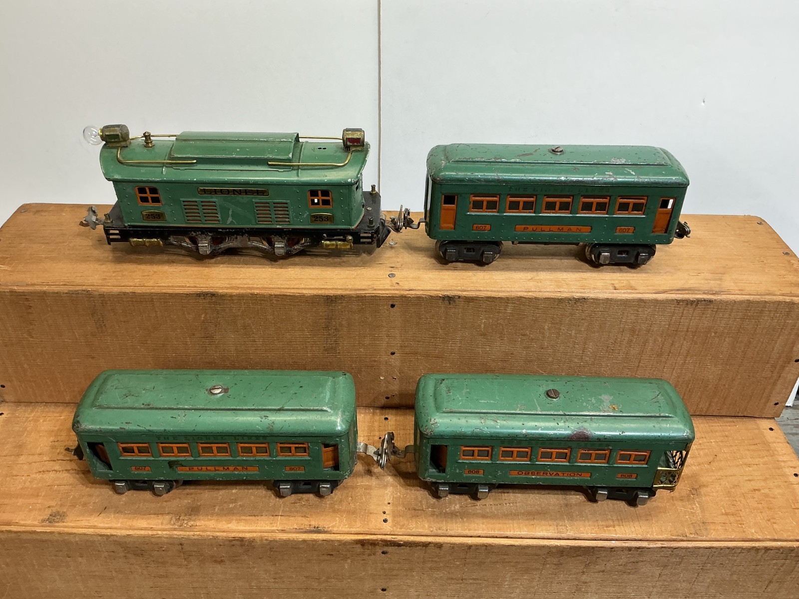 Lionel Pre-war O-GAUGE SET 253 Electric Engine With 607/607/608 Passenger Cars