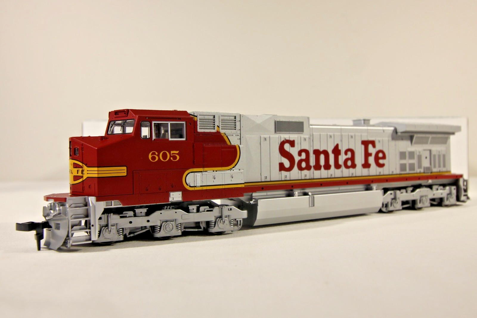KATO HO GE C44-9W Dash 9 Santa Fe #605 37-1210 New in Box Complete