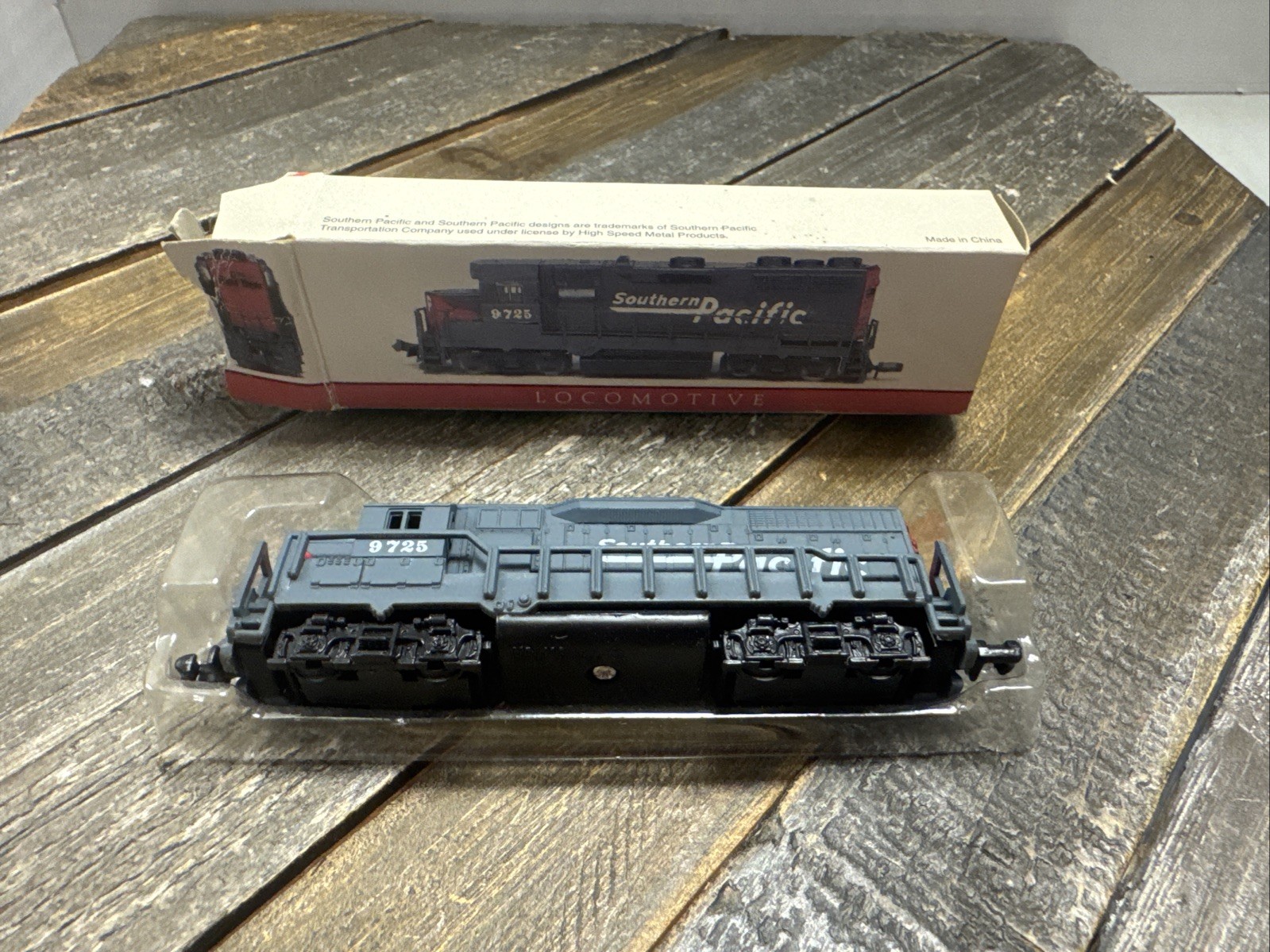 NEW IN ORIGINAL BOX: 1990’s South Pacific 9725 Locomotive Train 4″, Mint m16