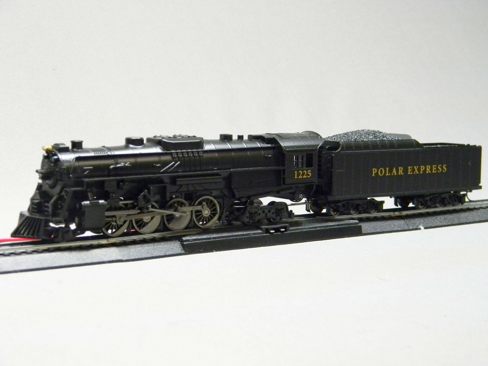 LIONEL HO SCALE POLAR EXPRESS 2-8-4 REMOTE ENGINE & TENDER bluetooth 871811010-E