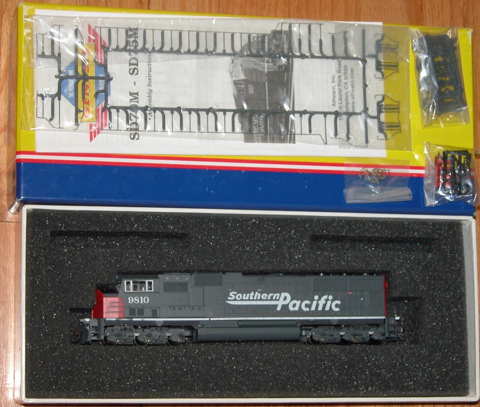 HO ATHEARN GENESIS G6126 SD70M SOUTHERN PACIFIC SP # 9810 – New In Box