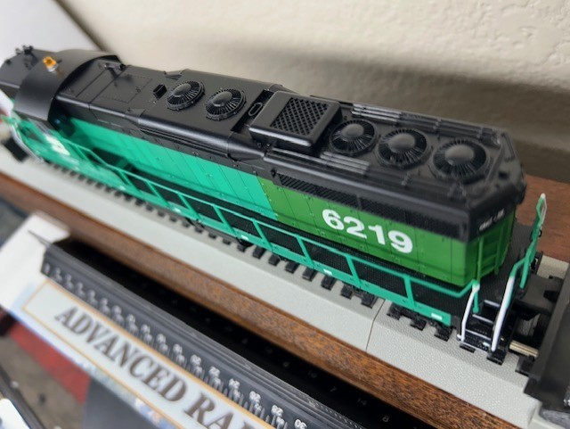 BURLINGTON NORTHERN PATCH SD9 HIGH HOOD LOCO- DCC – HO Scale “QUANTUM SOUND” NEW
