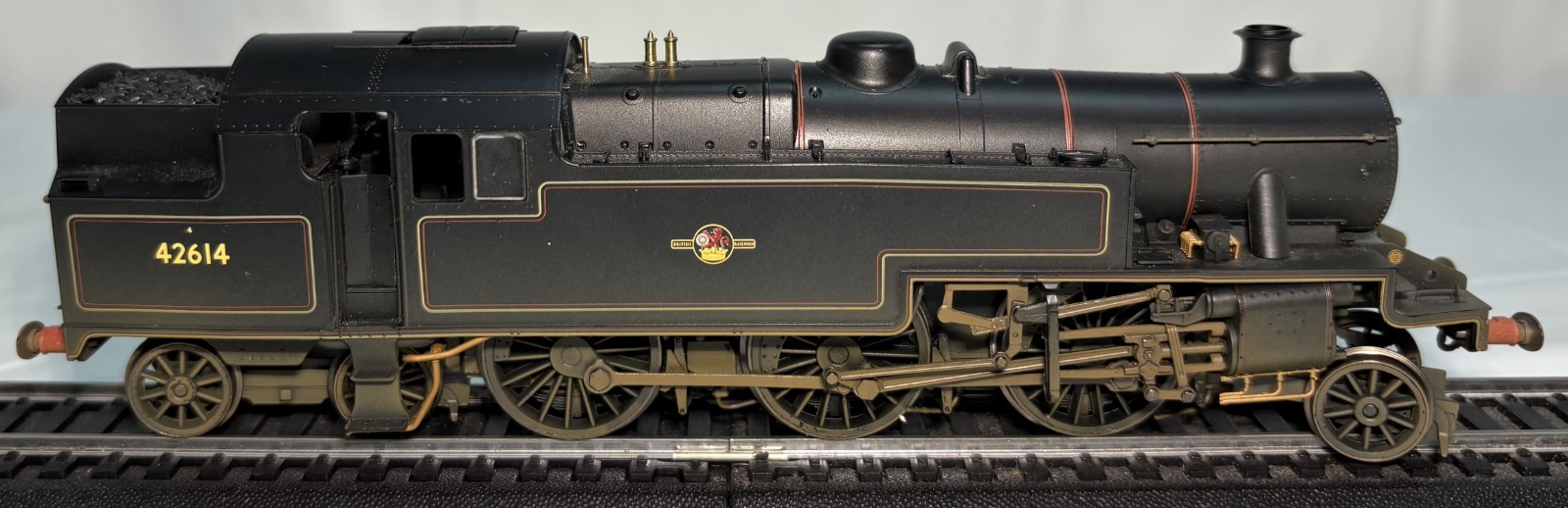Hornby R3021A Class 4P Stanier 2-6-4T 42614 BR black with late crest weathered