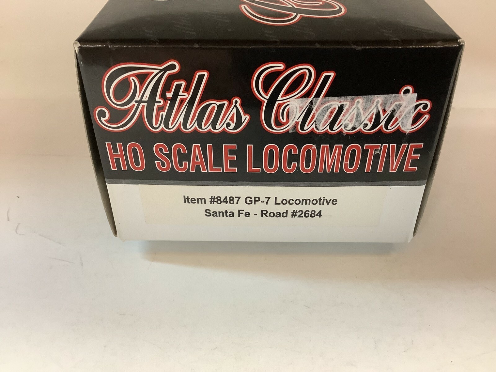 Atlas #8487 HO scale “SF” GP-7 Analog/ DCC ready diesel Rd. #2684