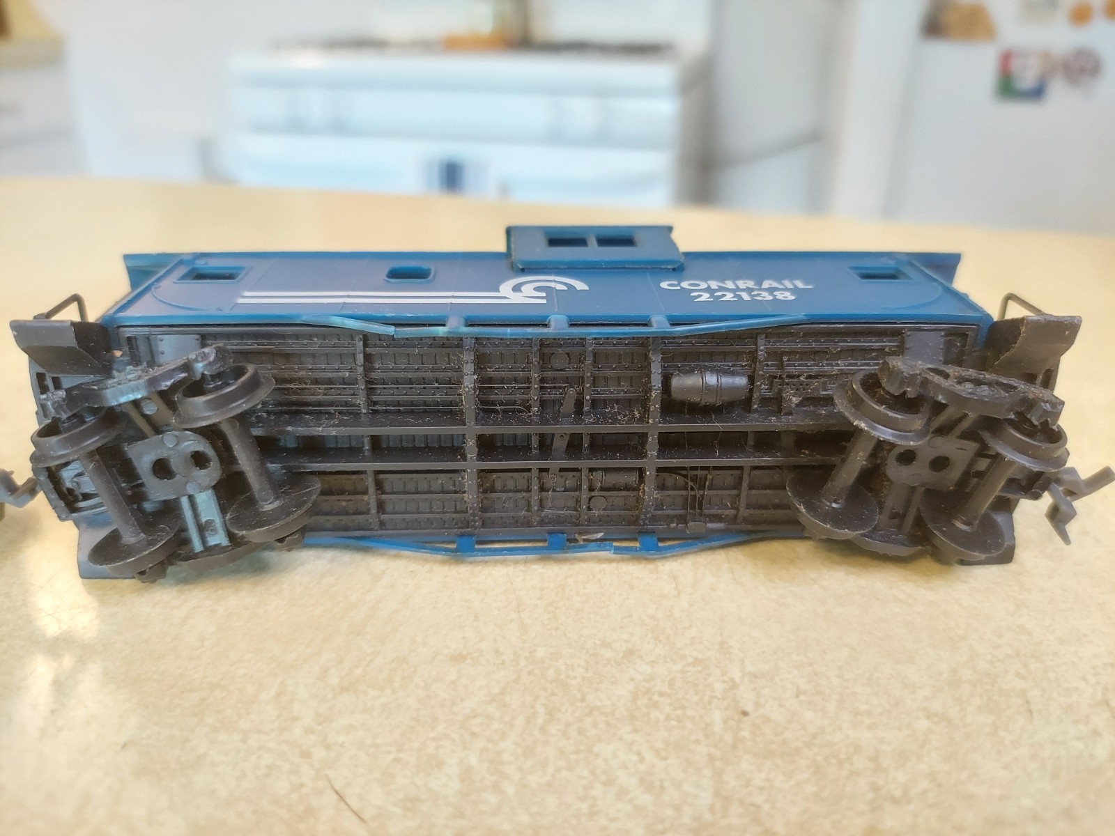 Conrail HO Scale Boxcar 269976 Caboose 22138 Blue