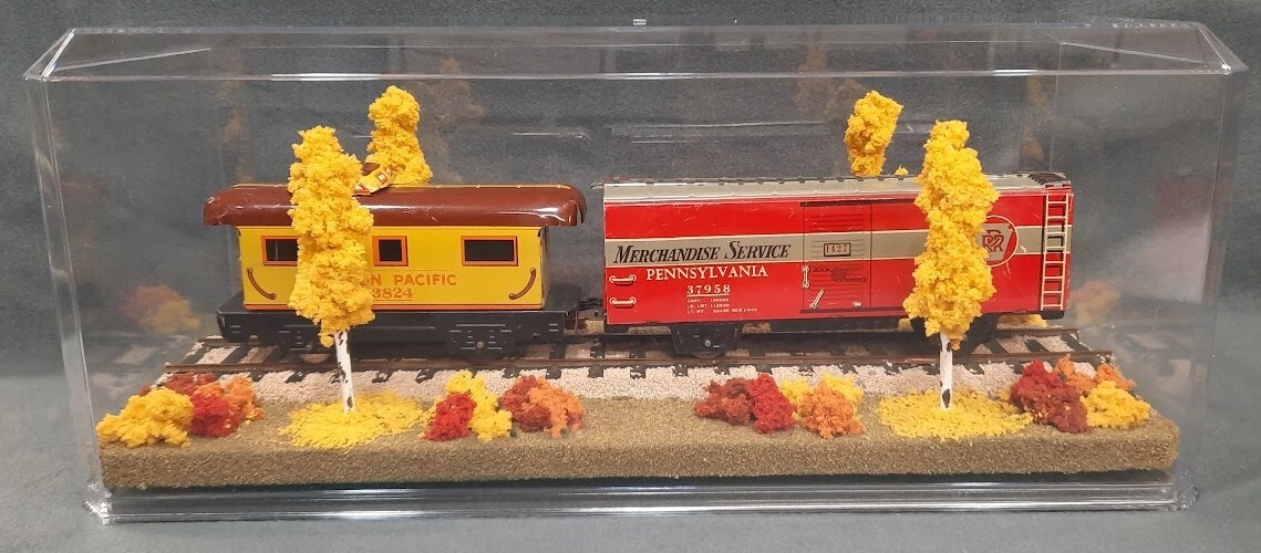 O SCALE – 16″ SINGLE TRACK -“FALL FOLIAGE” DISPLAY CASE FOR ANY O SCALE TRAINS