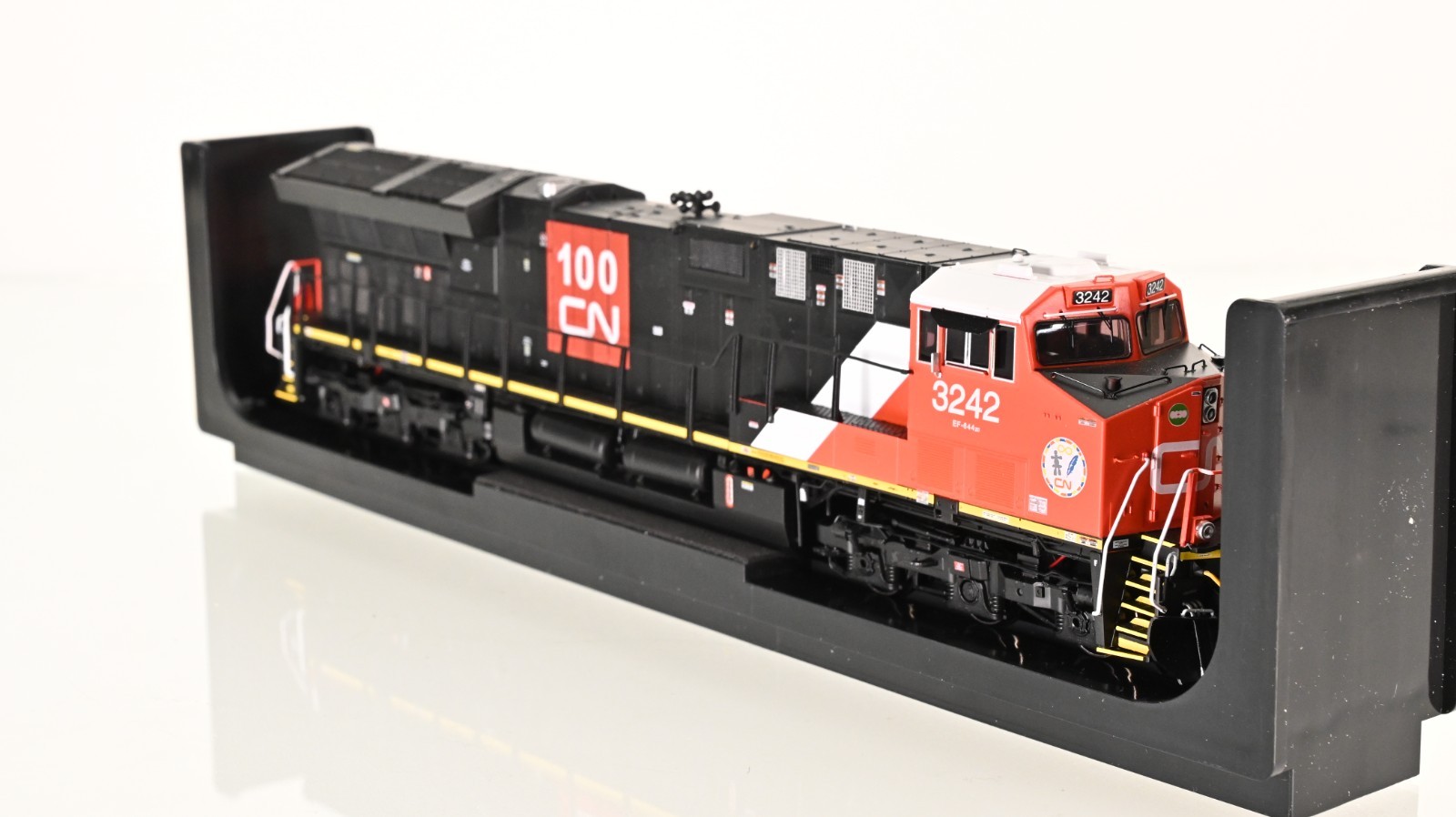 InterMountain ET44AC Canadian National DCC w/Sound HO scale