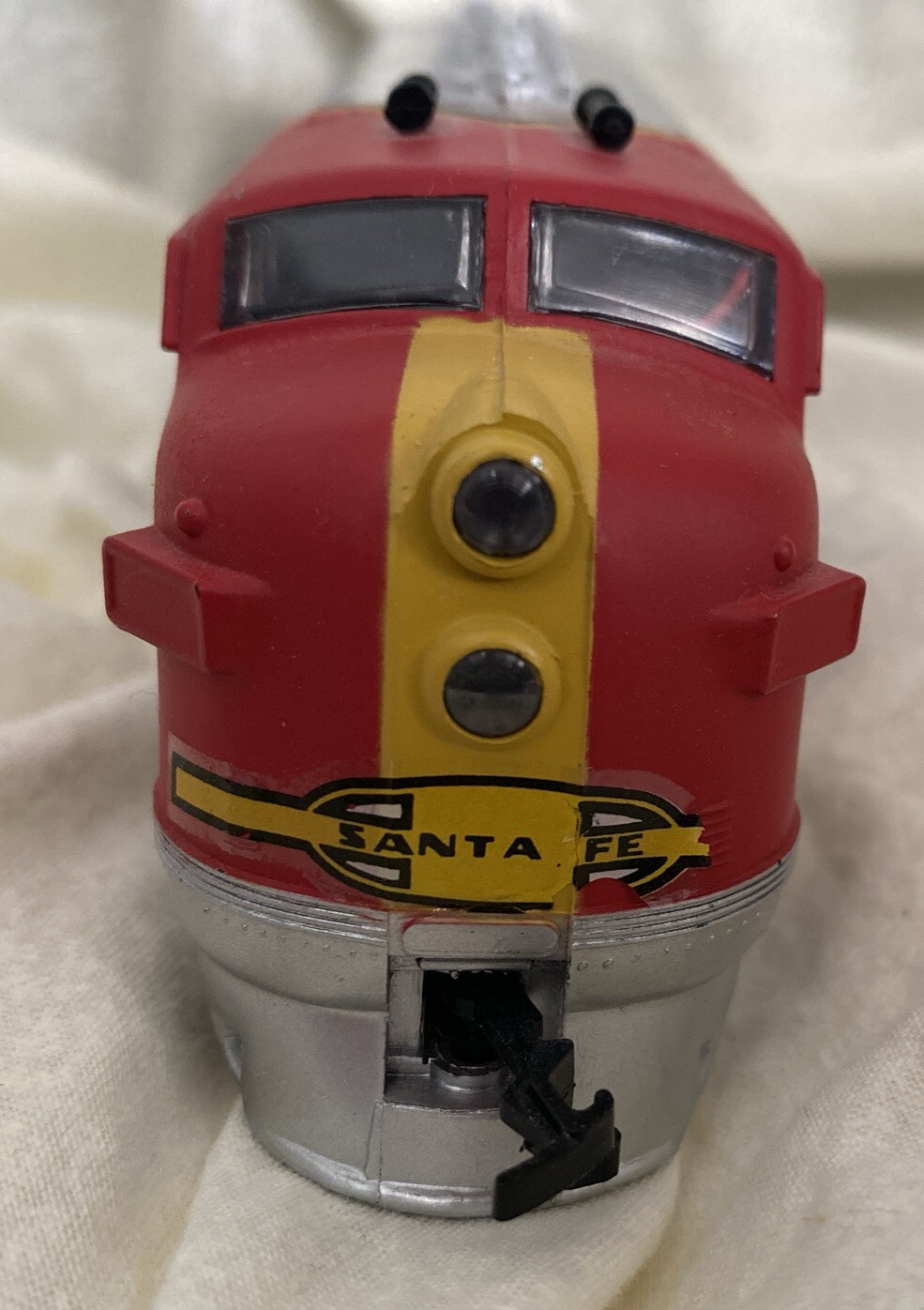 LIFE LIKE HO scale SANTA FE F7A POWERED DIESEL LOCOMOTIVE RUNS