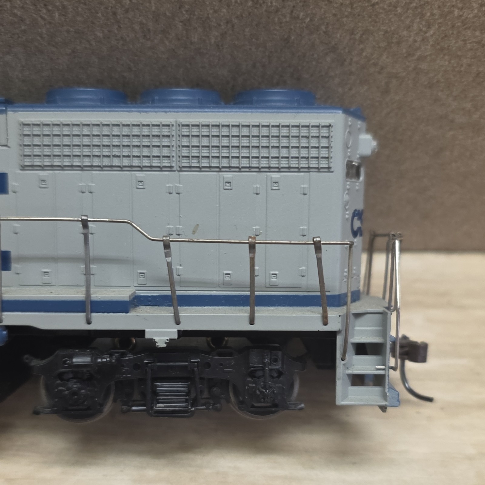 CSX Transportation 6383 HO Scale Diesel Locomotive C-C Gray Blue Painted Model