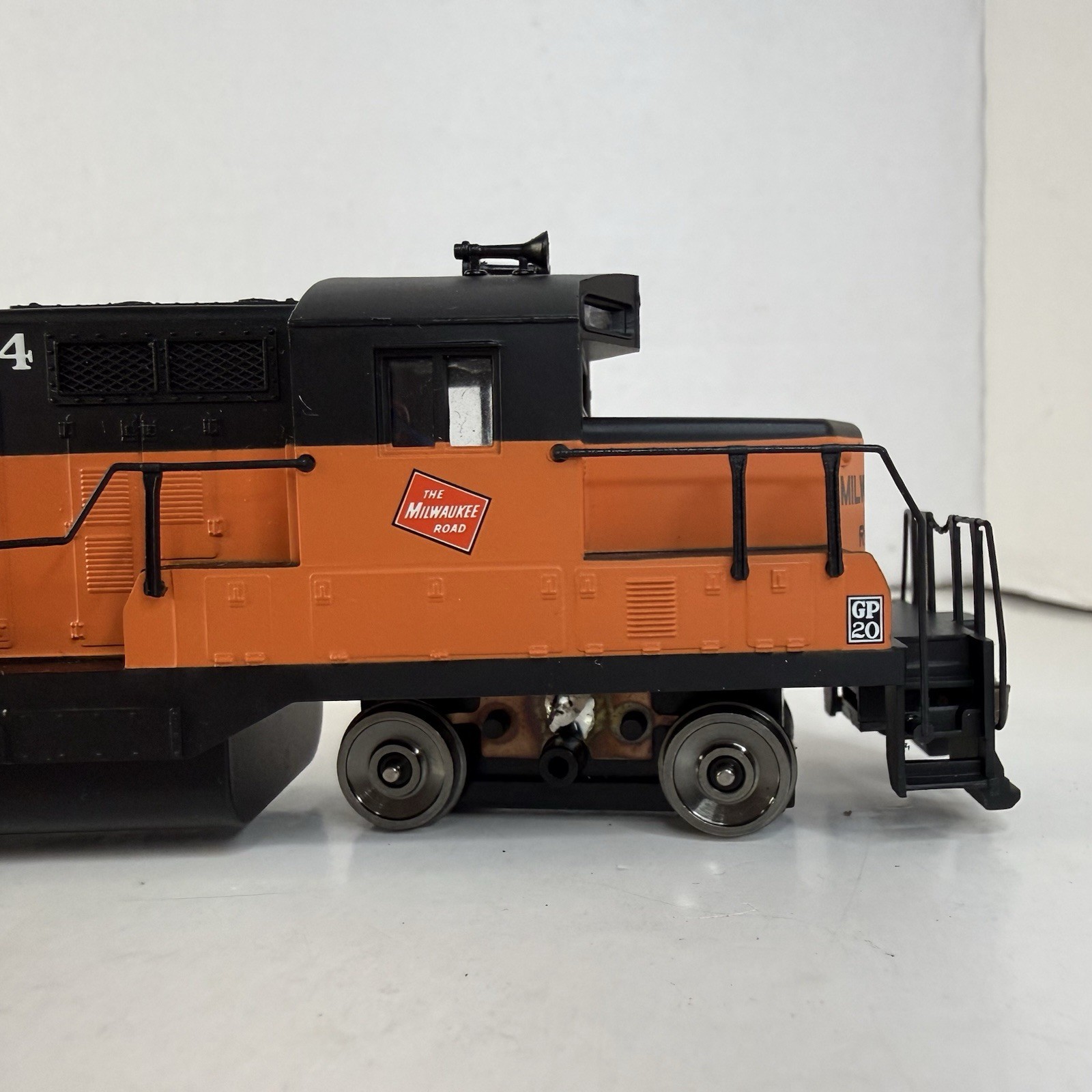 1996 HO Scale Walthers Train line GP9M Milwaukee Road locomotive 974 freight car