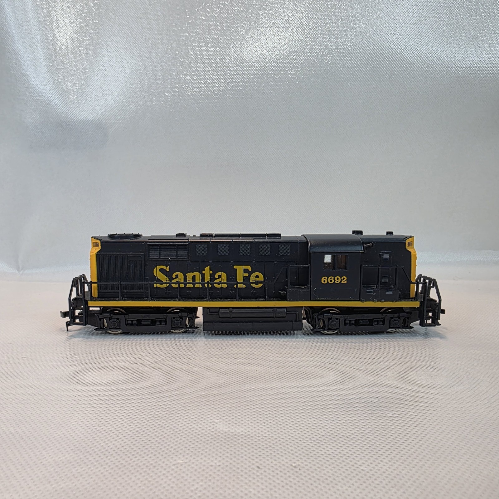 Vtg Mehano Alco RS-11 Santa Fe Diesel Locomotive #6692 Blue & Yellow HO Gauge