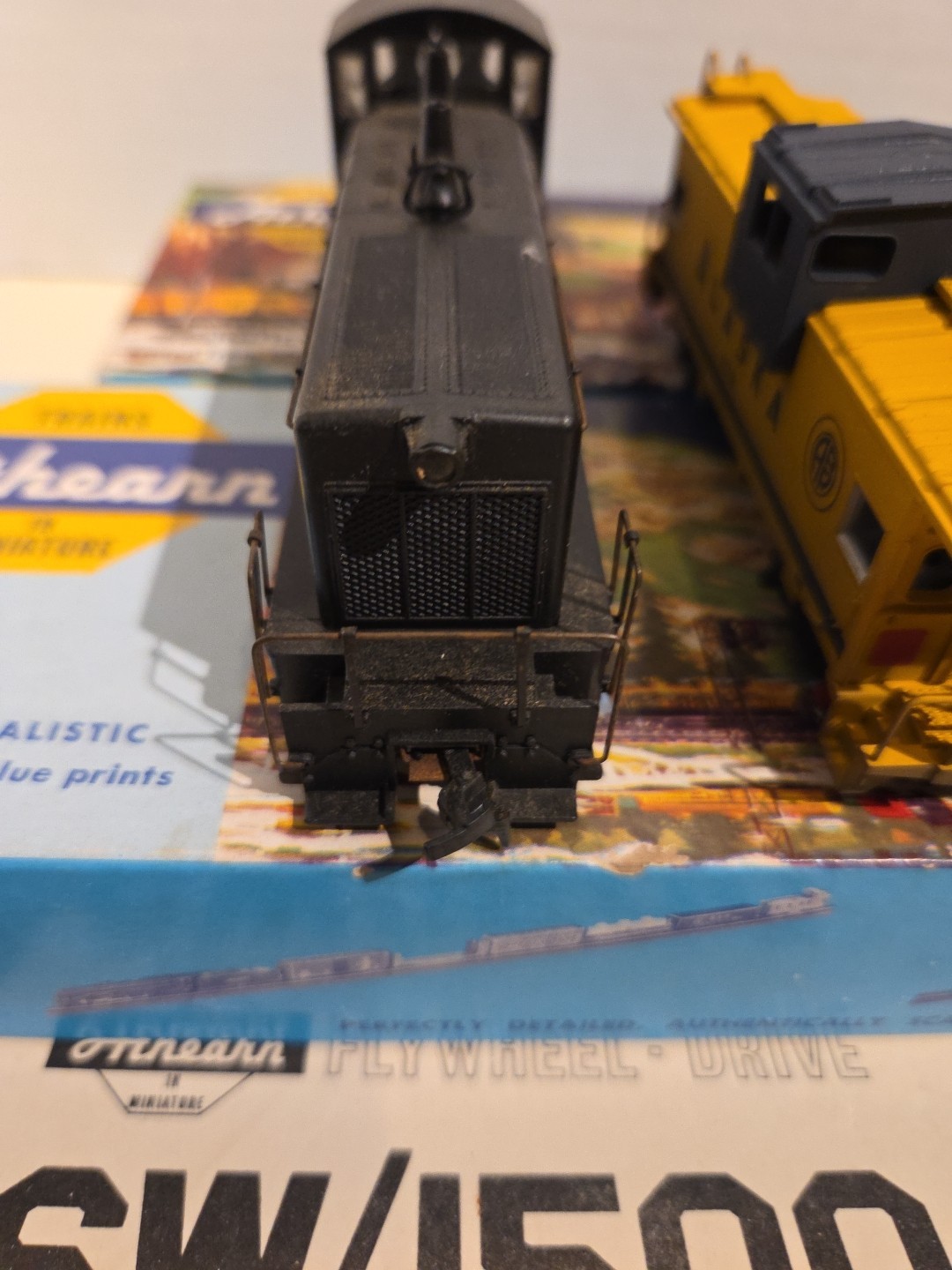Athearn HO Southern #2400 SW-1500 Diesel Engine DC/ Alaska Railroad Caboose
