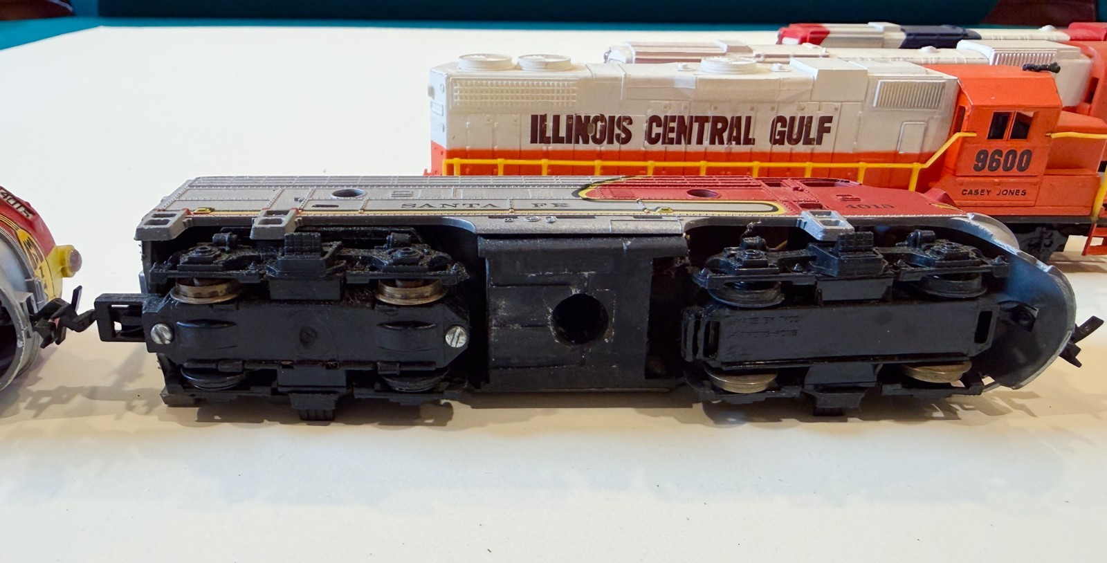 Lot of 5 HO Scale Locomotives: Santa Fe Illinois Central Gulf Bicentennial (#3)