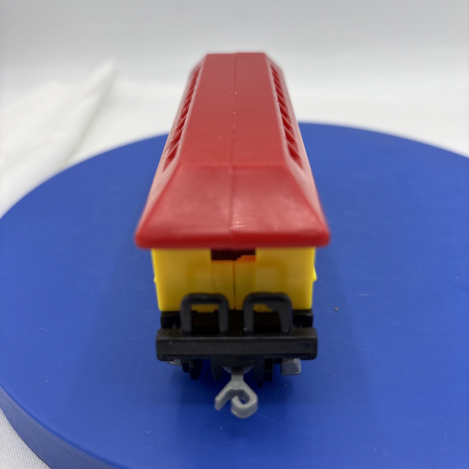 C&C Railways CC303 – HO Scale – Red & Yellow Train Car
