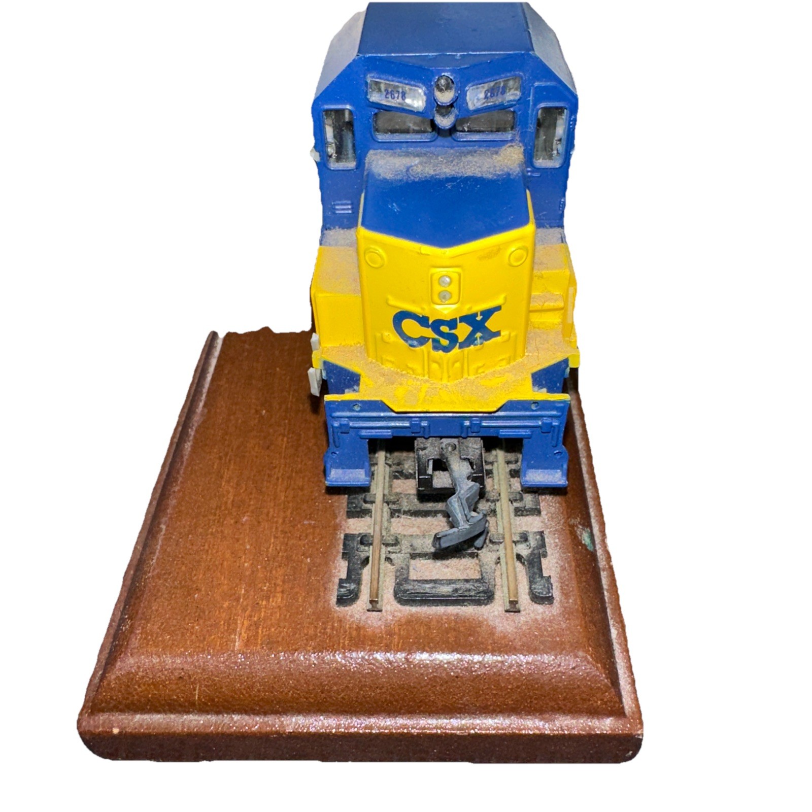 CSX Transportation Diesel Locomotive 2678 HO Scale Model on Wood Display Base