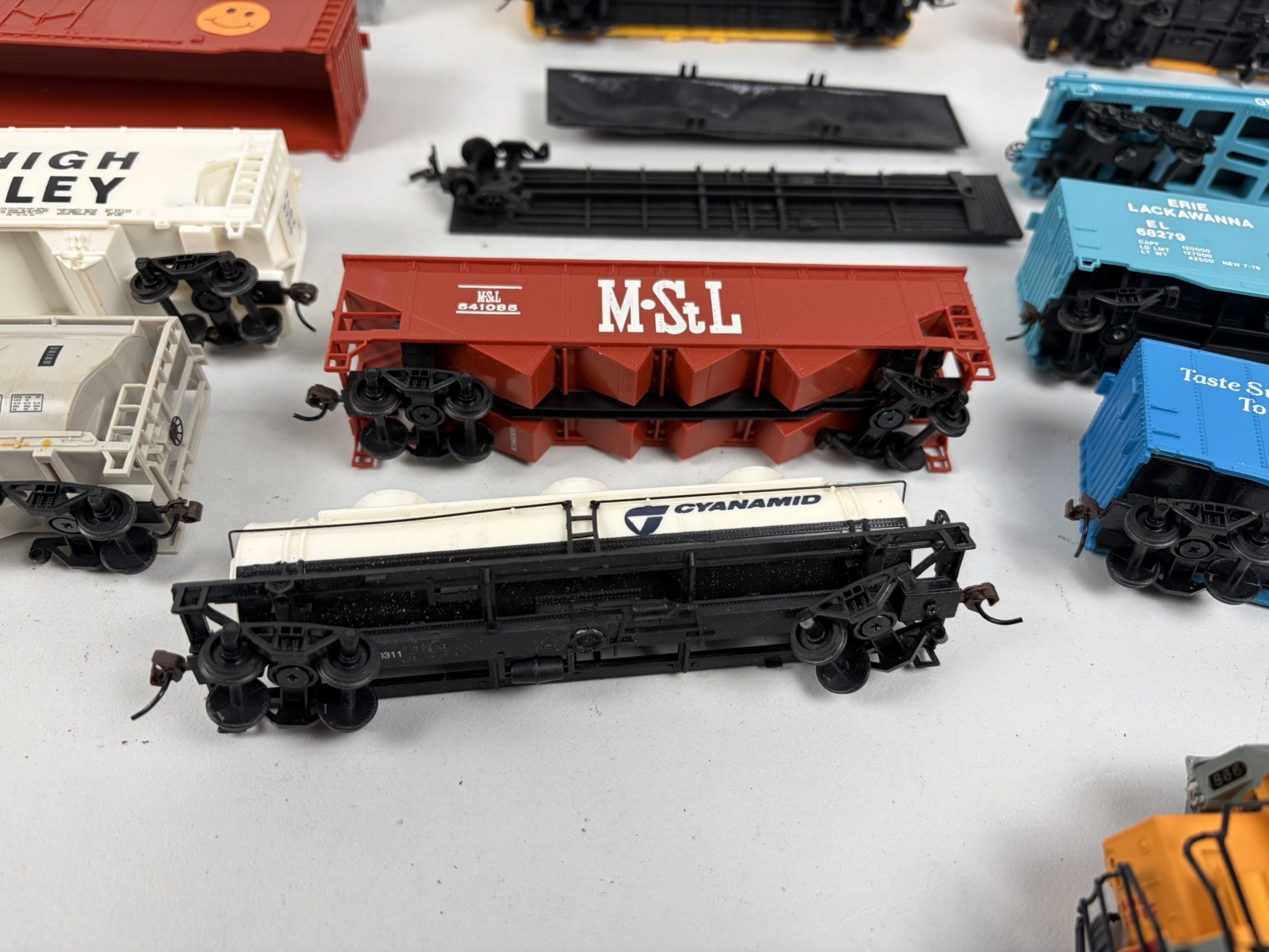 H/O Scale lot of boxcars Bachman And Locomotive As Is Parts Or Repair