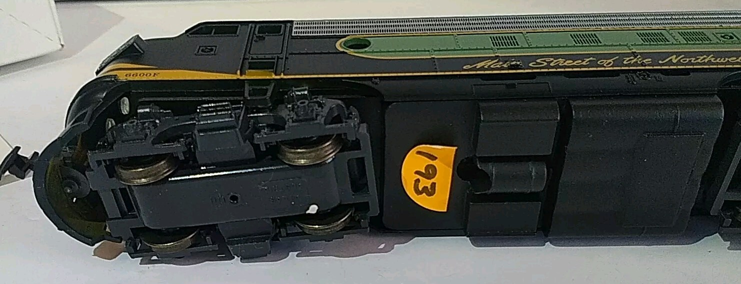 New Atlas HO Scale 8326 Northern Pacific NP 6600 FP7 Diesel Locomotive Main St.