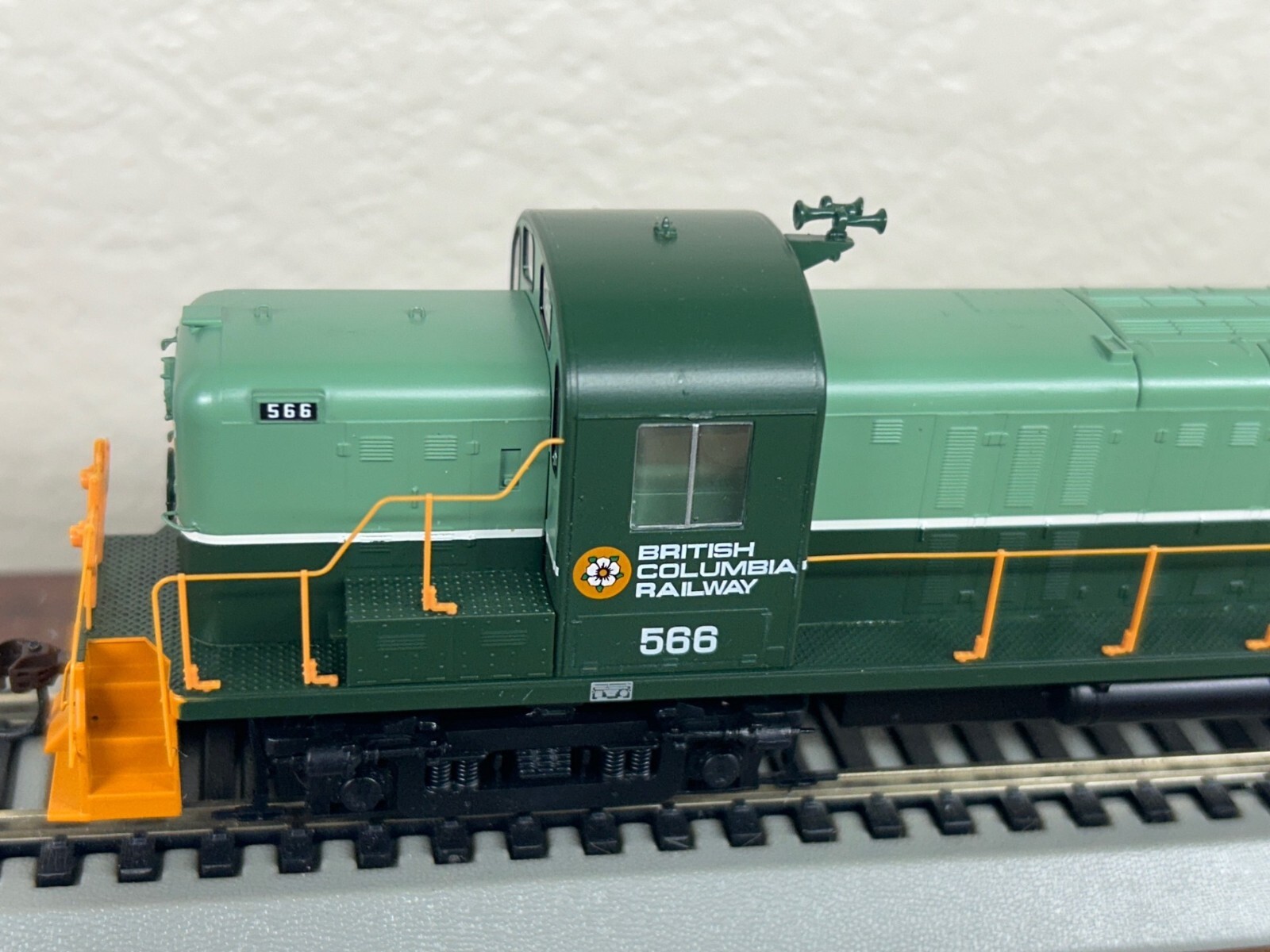BRITISH COLUMBIA RR – ALCO RS3 ROAD SWITCHER LOCO DC/DCC Ready HO Scale NEW OOP