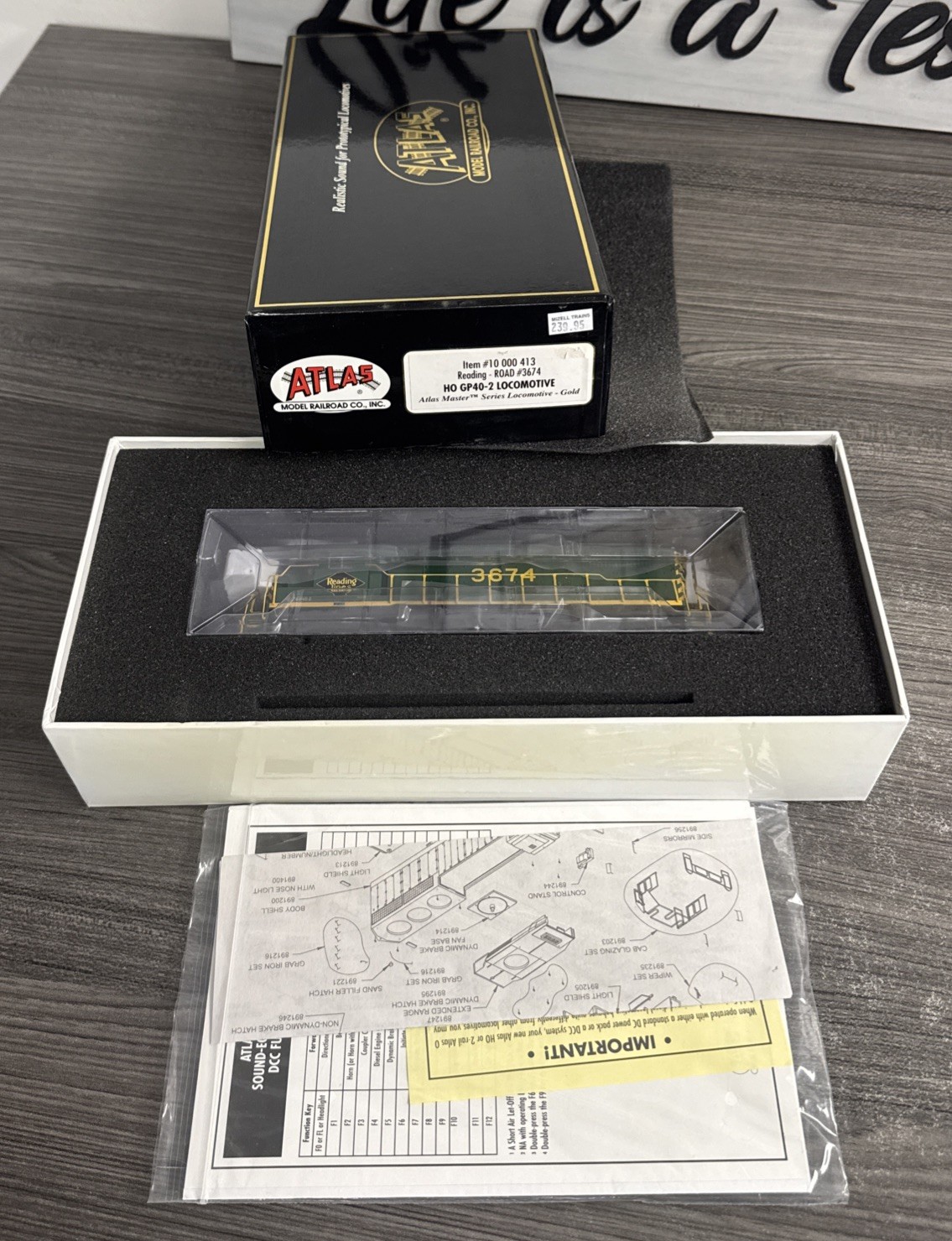 Atlas Master Series Gold HO #10000413 Reading GP40-2 #3674 – DOES NOT RUN!
