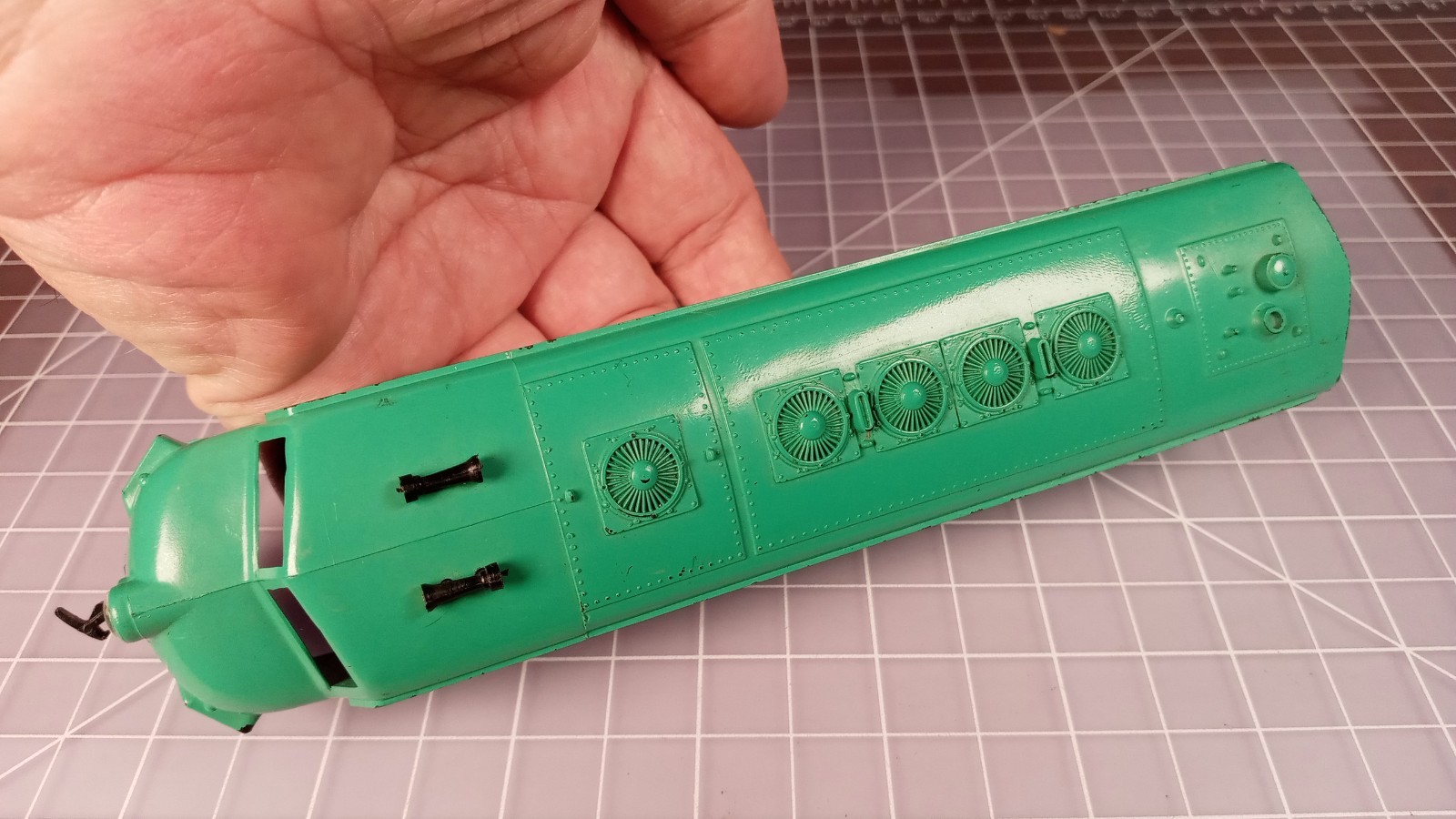 HO SHELL green Penn Central F7A, nose insert, screw down coupler BCK
