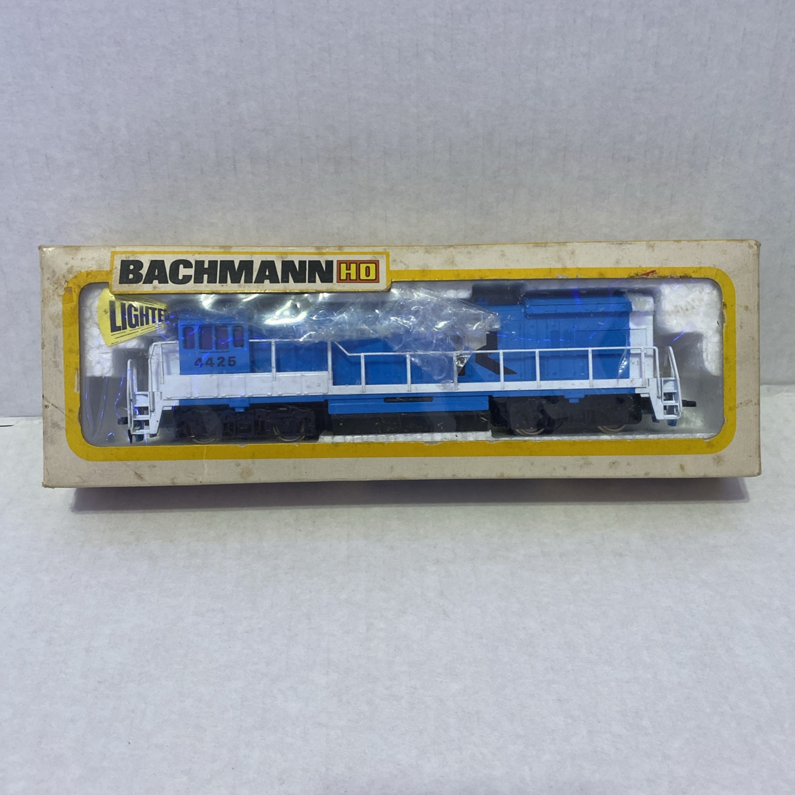 Bachmann HO Diesel Locomotive The Rock 4425 Lighted Blue White Black NIB
