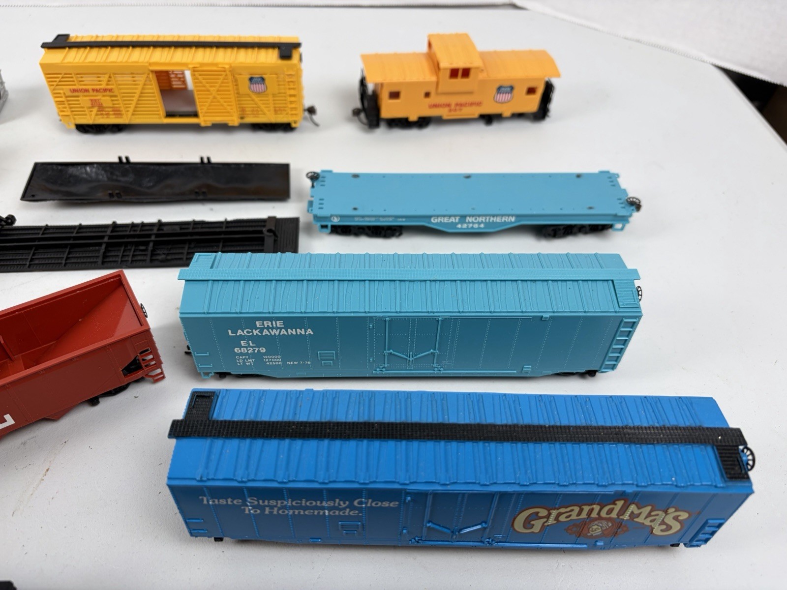 H/O Scale lot of boxcars Bachman And Locomotive As Is Parts Or Repair
