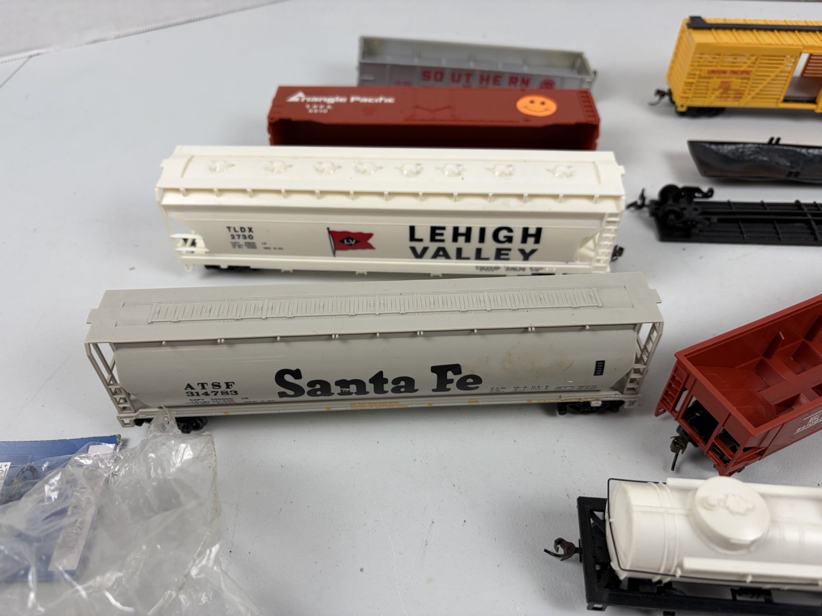 H/O Scale lot of boxcars Bachman And Locomotive As Is Parts Or Repair