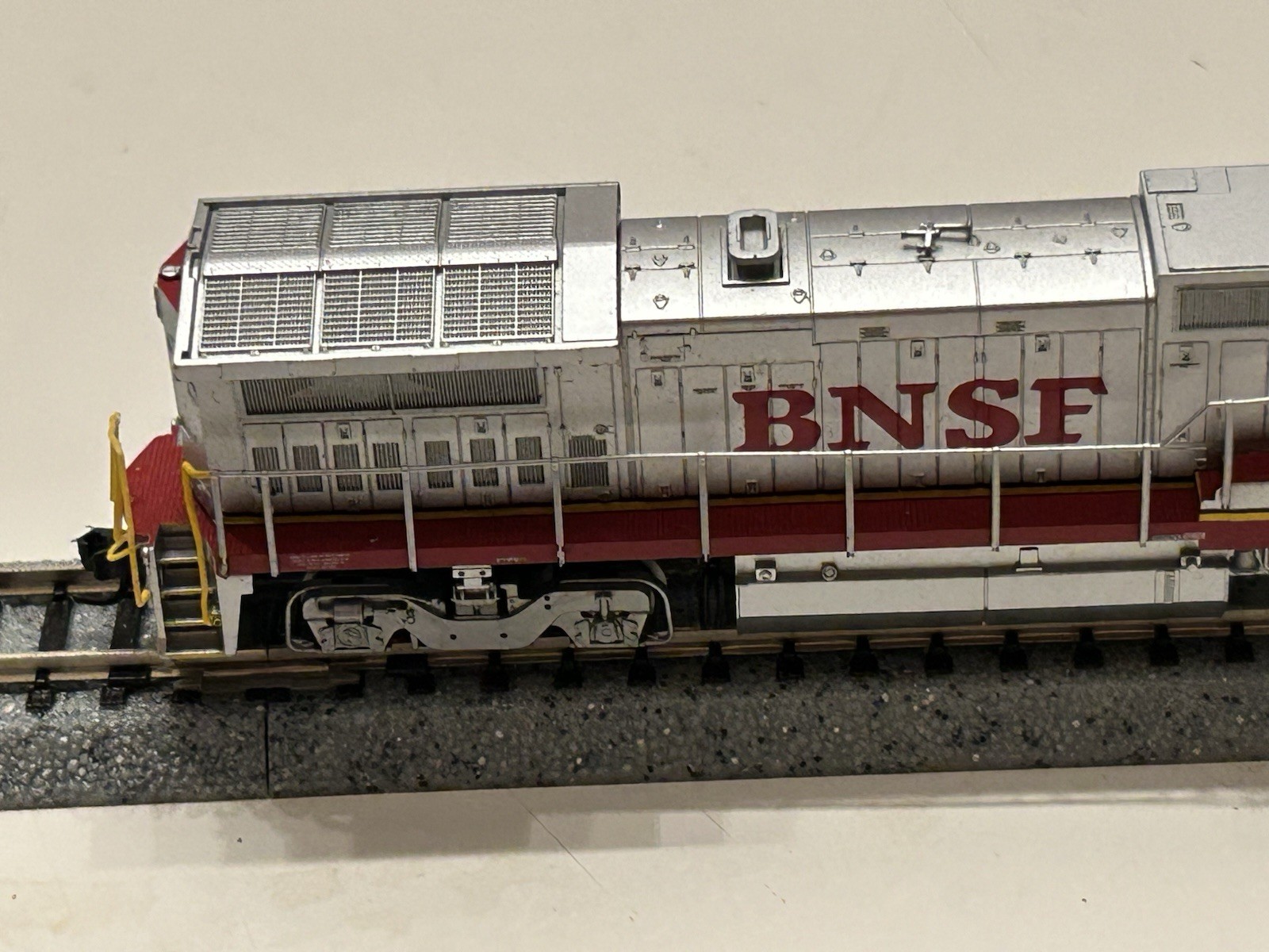 N Scale Atlas 48811 BNSF “Warbonnet” GE Dash 8-40BW Diesel #557 – DCC Ready