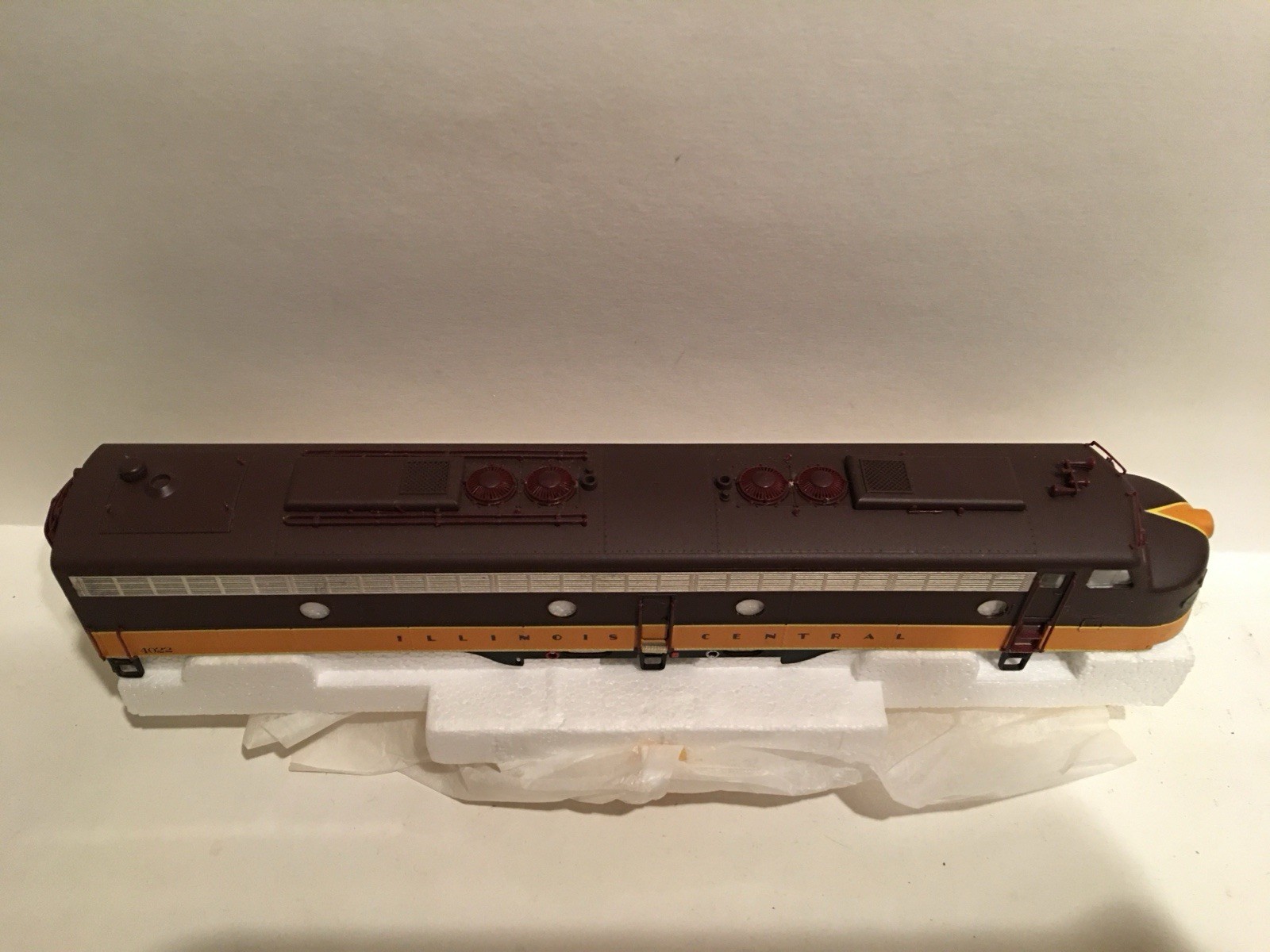 HO Proto 2000 Illinois Central E8/9 Powered Diesel Locomotive IC #4022
