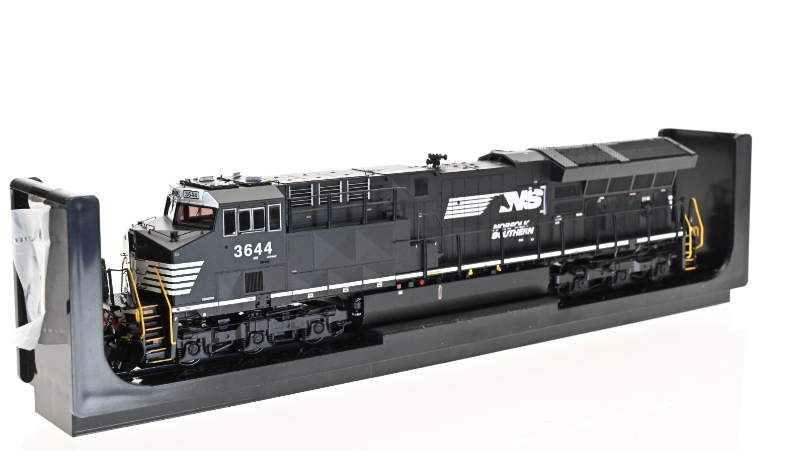 InterMountain ET44AC Norfolk Southern 3644 DCC w/Sound HO scale