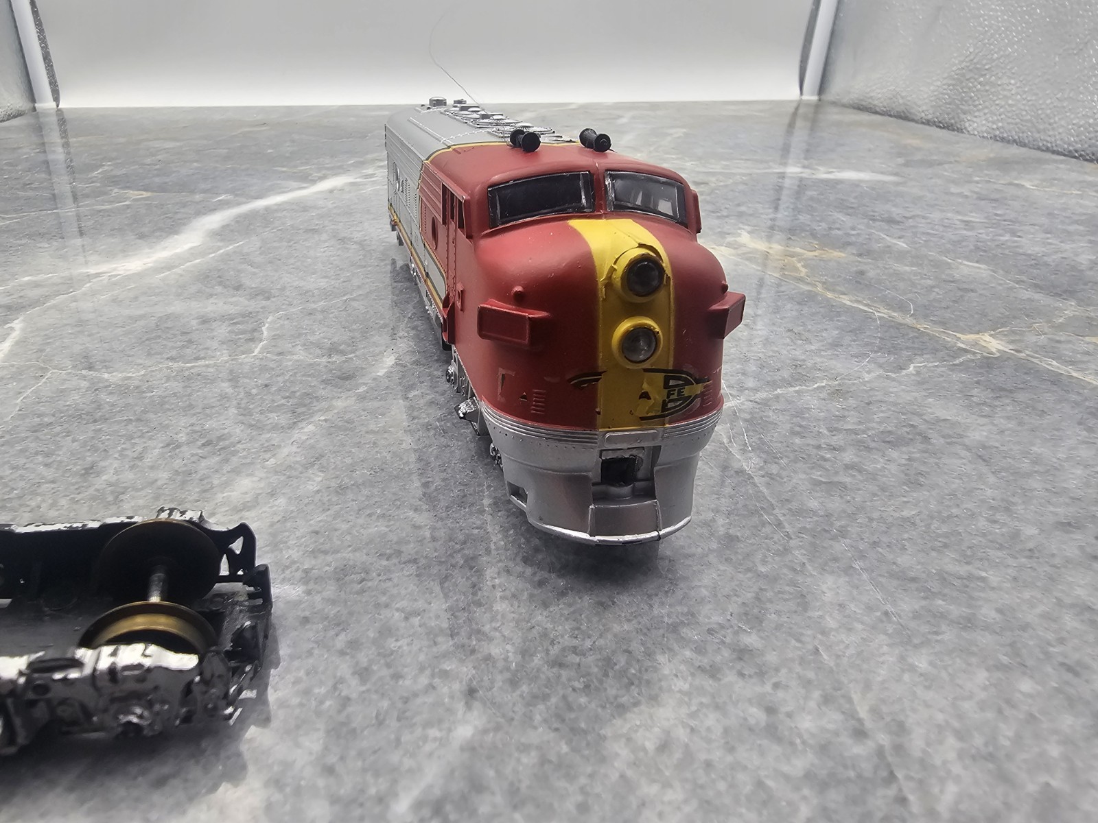 HO Train Life-Like Santa Fe F7 Powered Engine