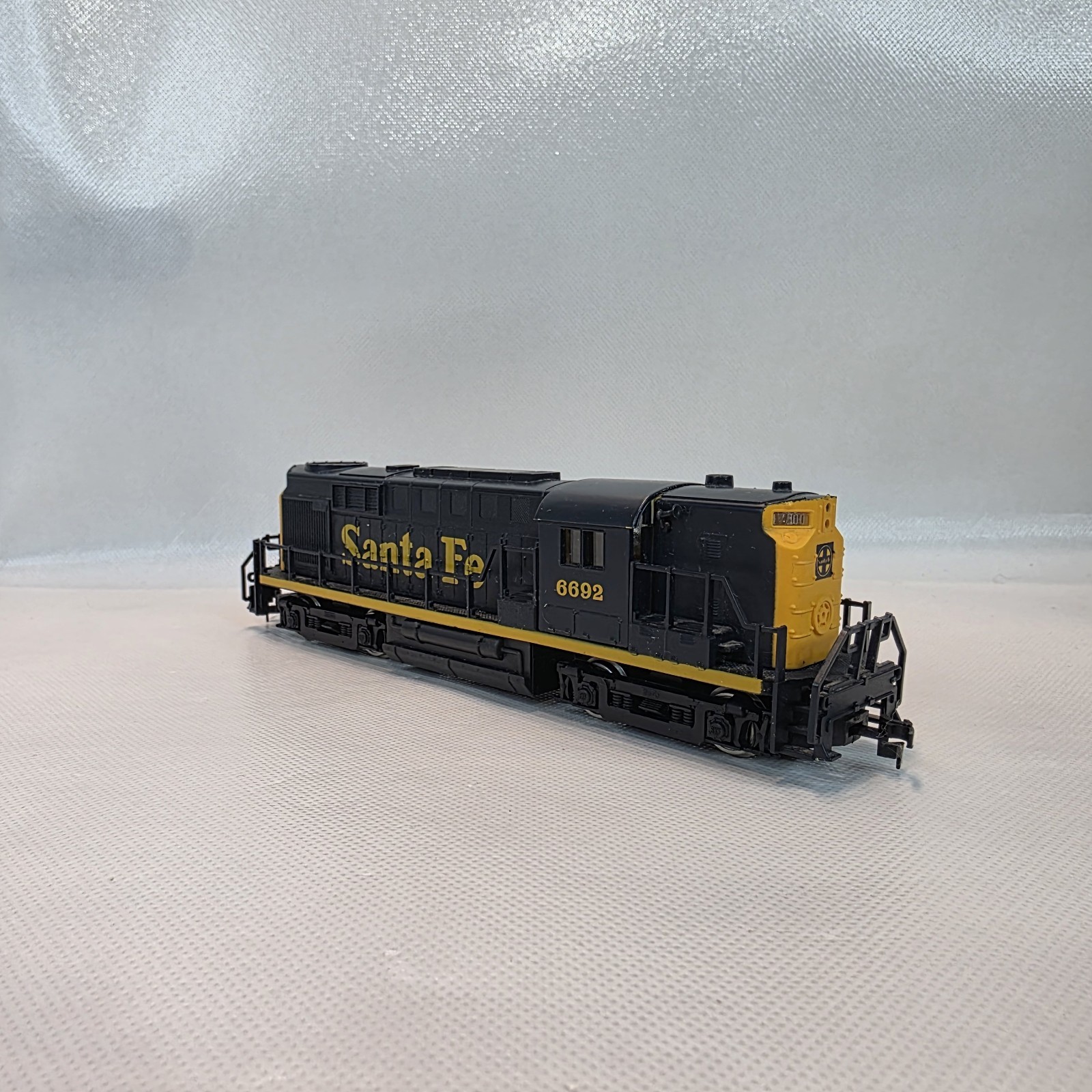 Vtg Mehano Alco RS-11 Santa Fe Diesel Locomotive #6692 Blue & Yellow HO Gauge