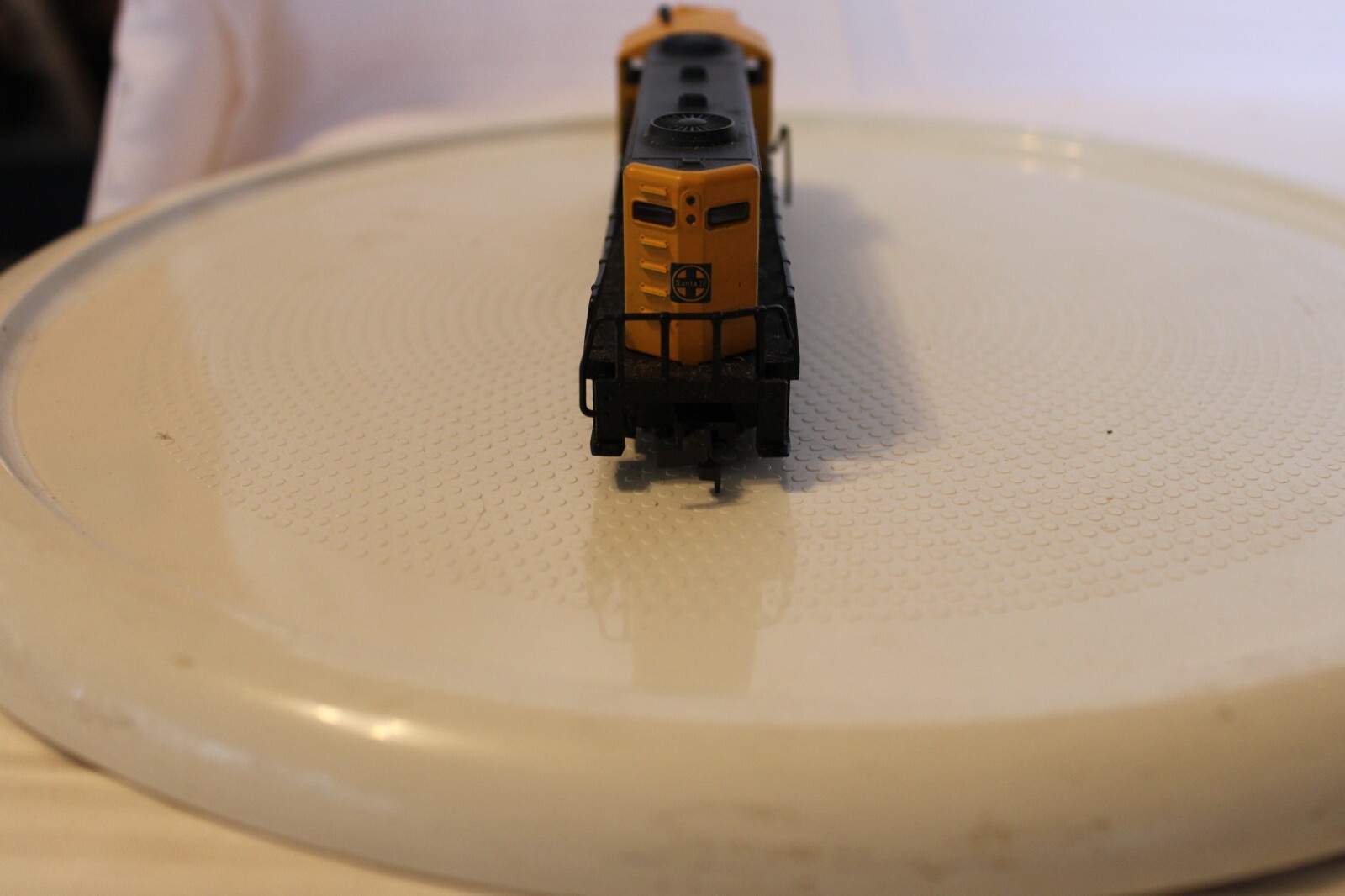 HO Scale AHM, Diesel Locomotive, Santa Fe, Blue & Yellow #2654