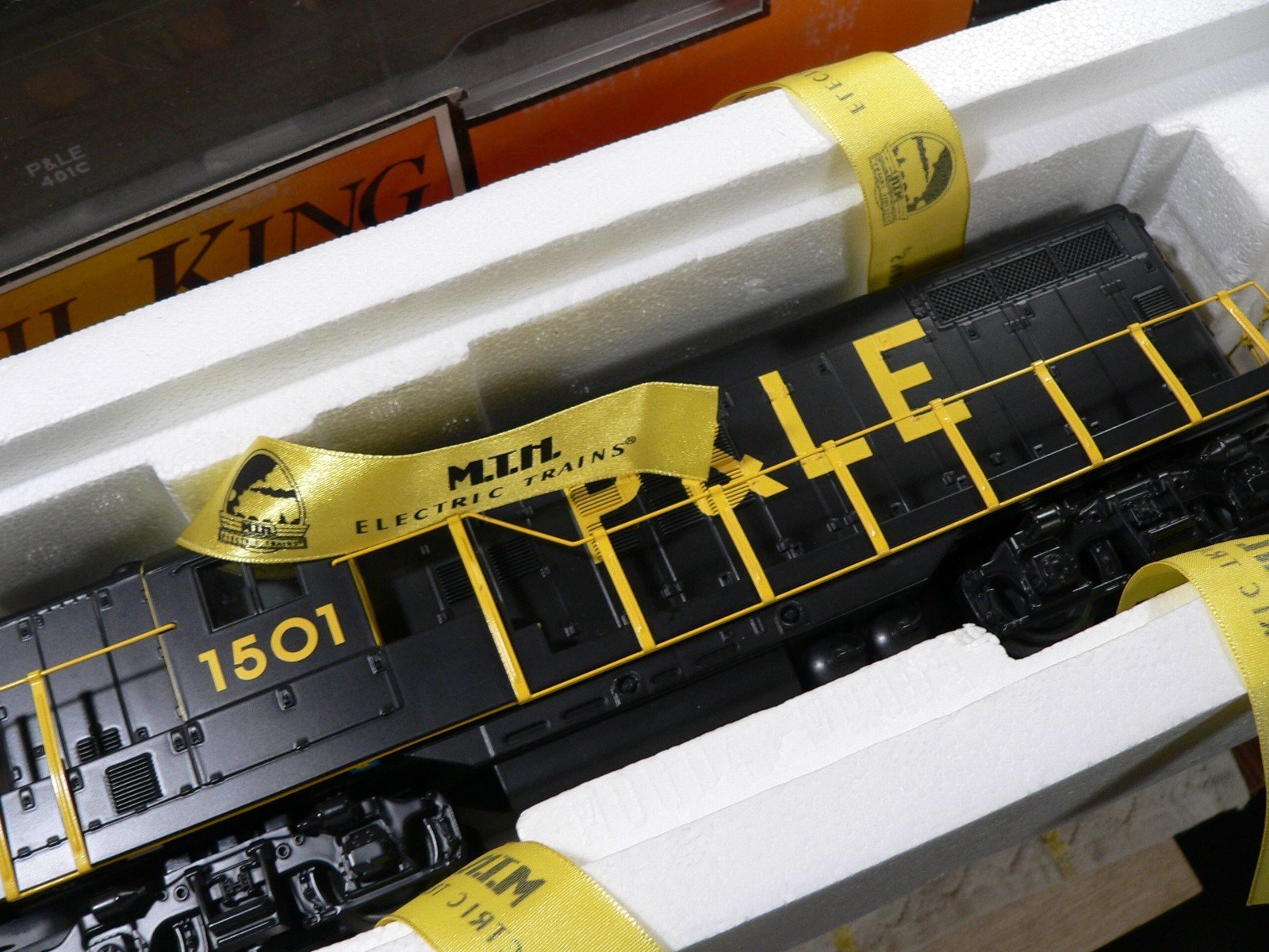 MTH PITTSBURGH & LAKE ERIE GP-7 30-2414-1 O GAUGE P&LE + 4 pass cars 30-67141