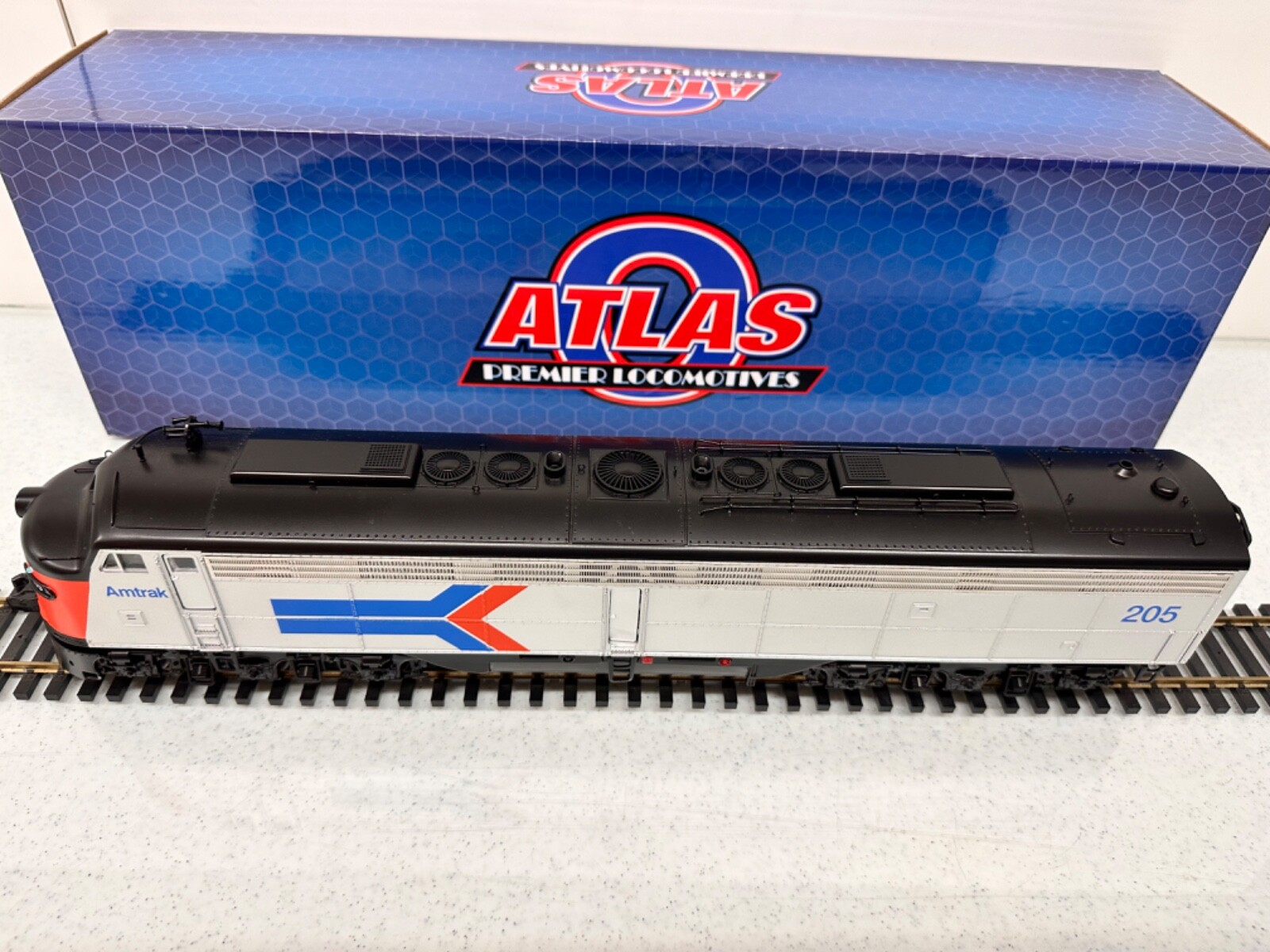 Atlas #30138229 Amtrak #203 E8 (Powered) Locomotive O Scale 3 Rail NEW