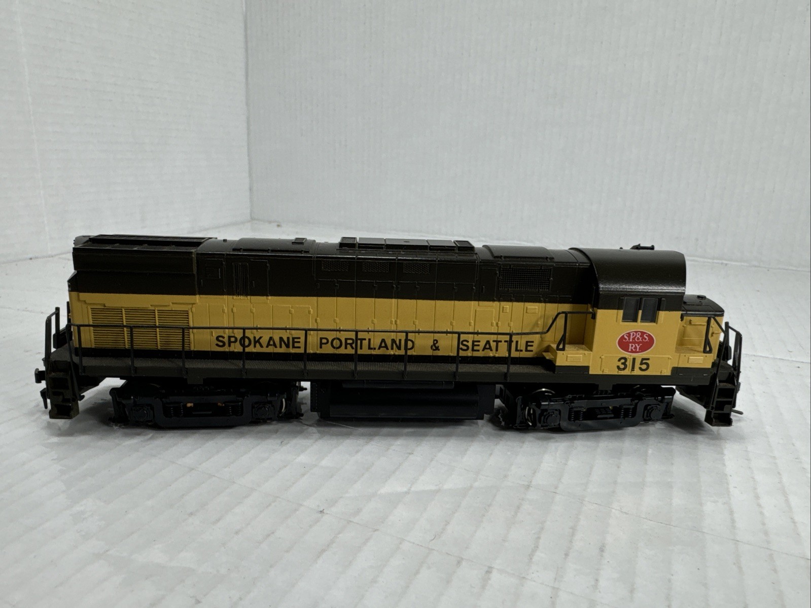 Kato Ho Scale C425 Spoken, Portland And Seattle Diesel Locomotive #315