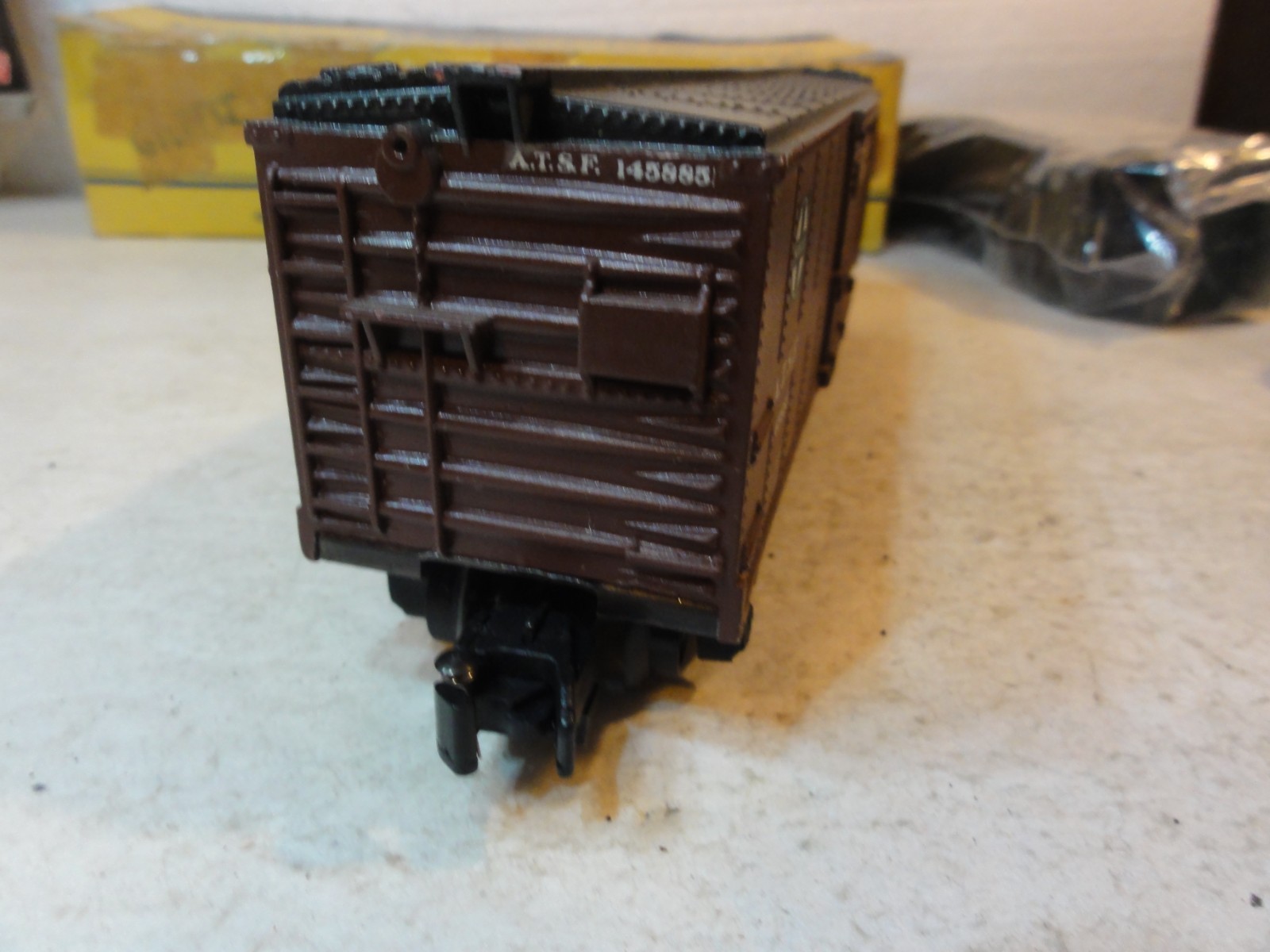 AMERICAN FLYER CUSTOM PAINT SANTA FE ATSF 145885 BOX CAR, KNUCKLE COUPLERS