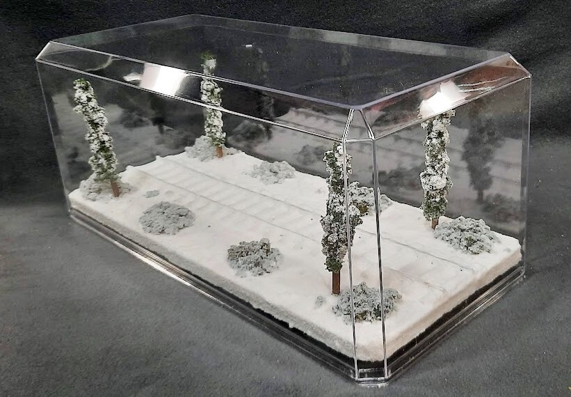 O SCALE – 16″ SINGLE TRACK – “WINTER SCENE” DISPLAY CASE- FOR ANY O SCALE TRAINS