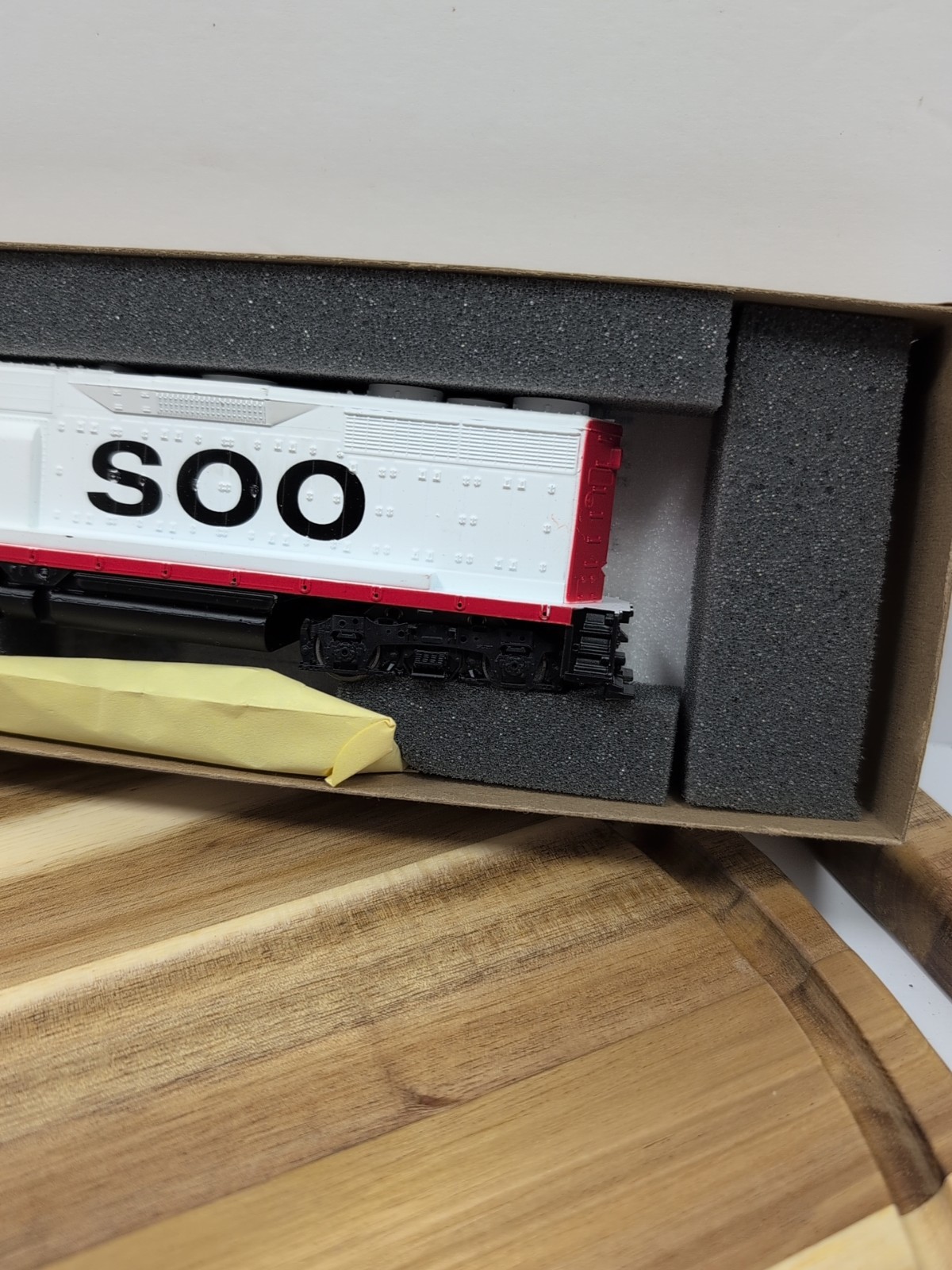 HO Scale Athearn 4209 SOO Line Railroad EMD GP35 Diesel Locomotive