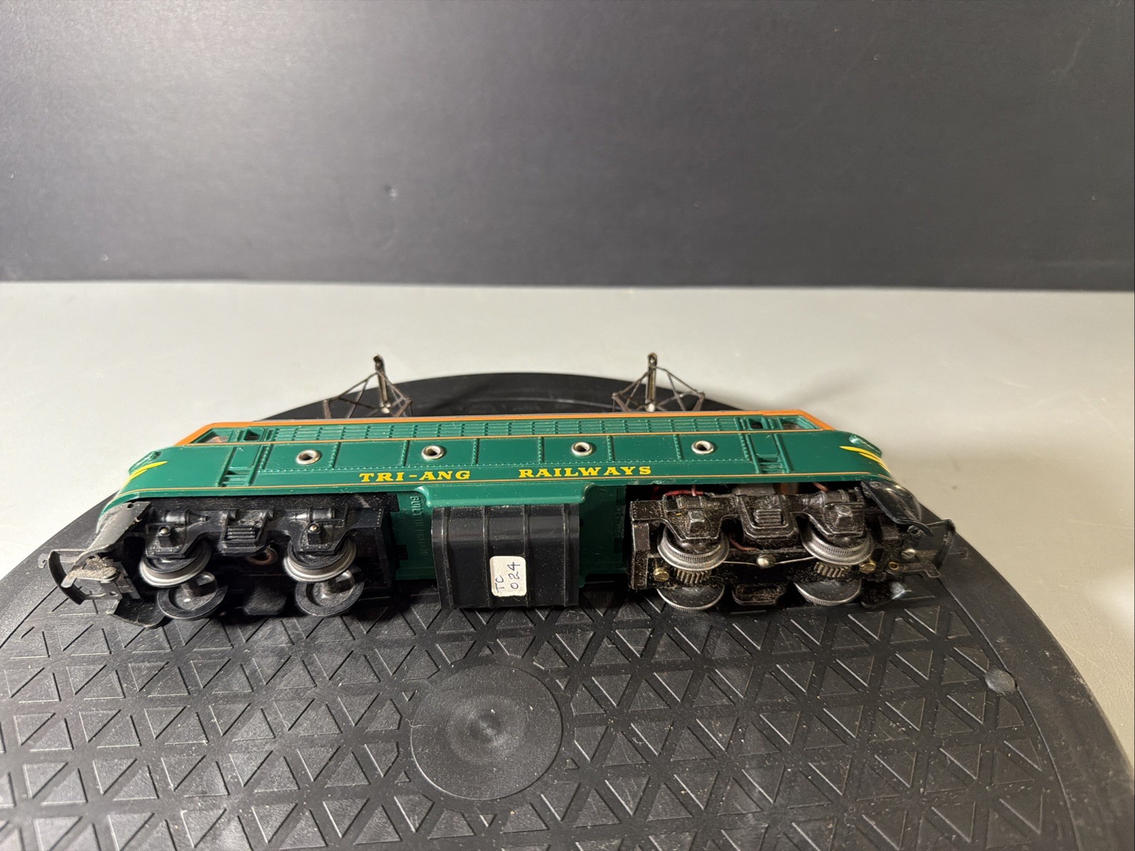 TRIANG RARE R.257 TWO TONE GREEN LOCO WITH BOX. F.3