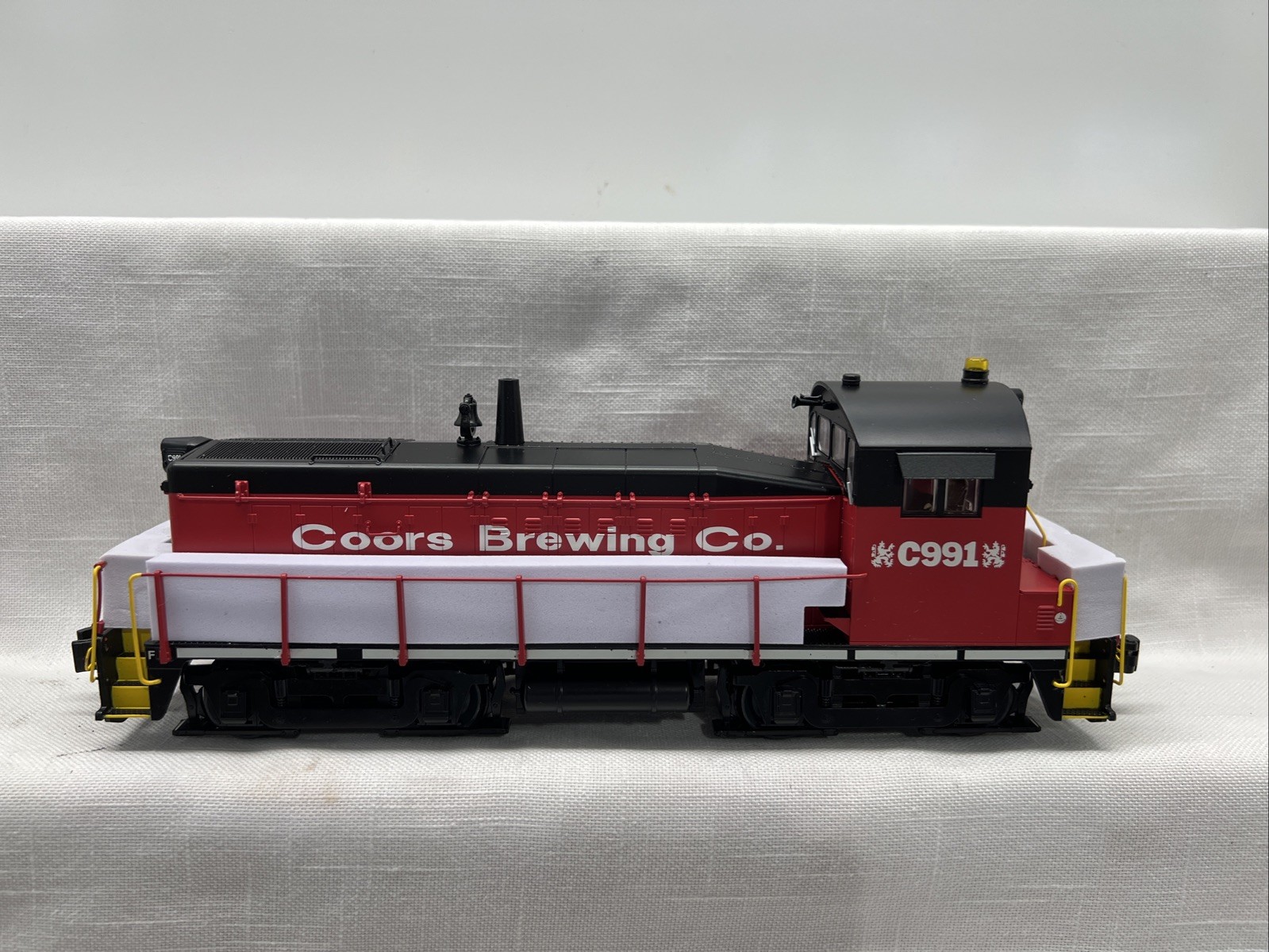 Lionel 2133580 O Gauge Coors SW8 Diesel Engine #C991 with LEGACY NIB