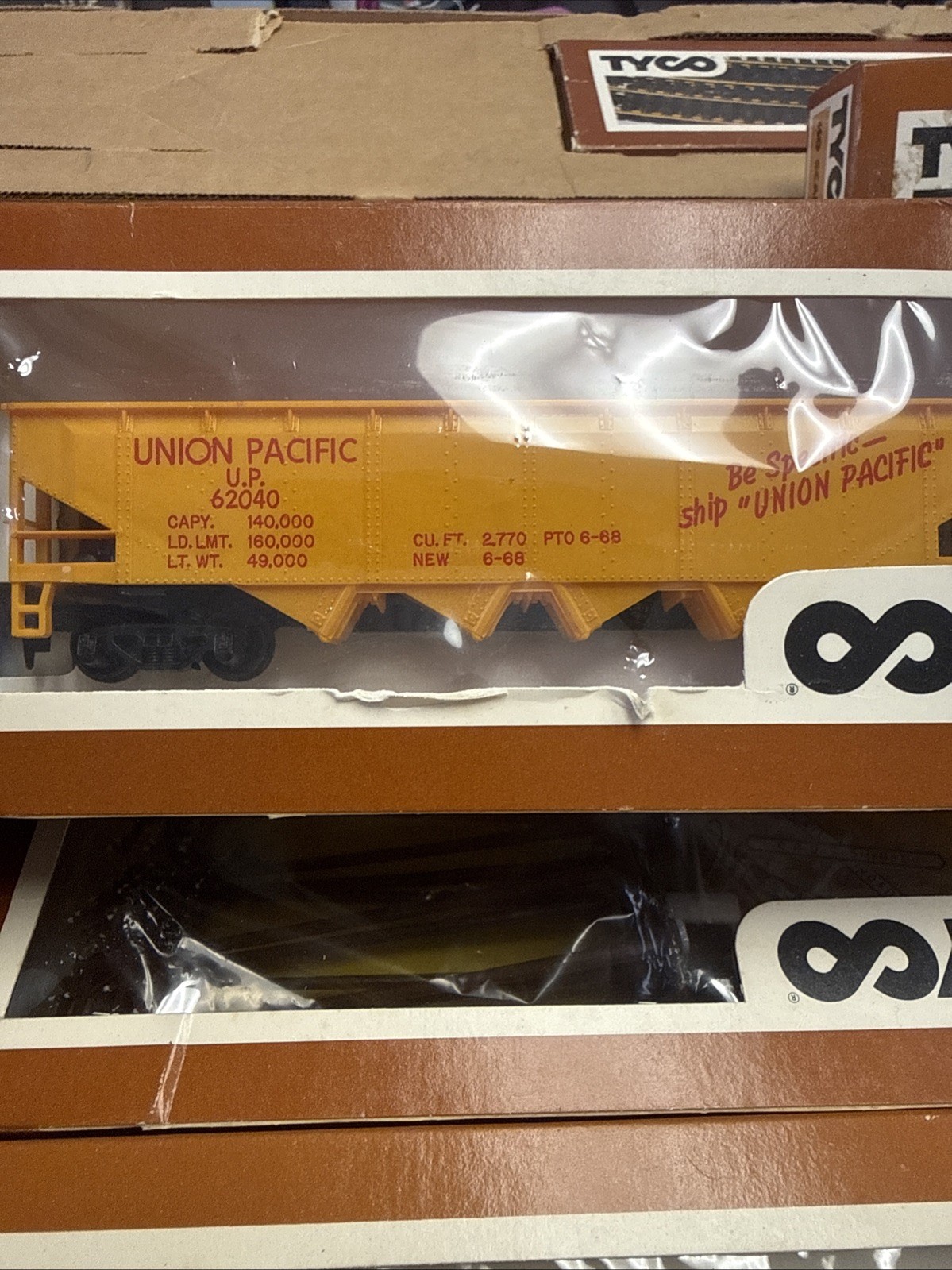 Vintage Tyco HO Scale Santa Fe Diesel Charger Electric Train Set