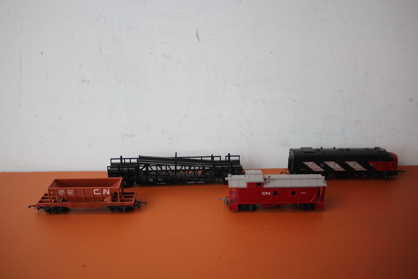 Tri-ang HO CN 4008 Diesel Locomotive w/Hopper Car, Caboose & Car Transporter