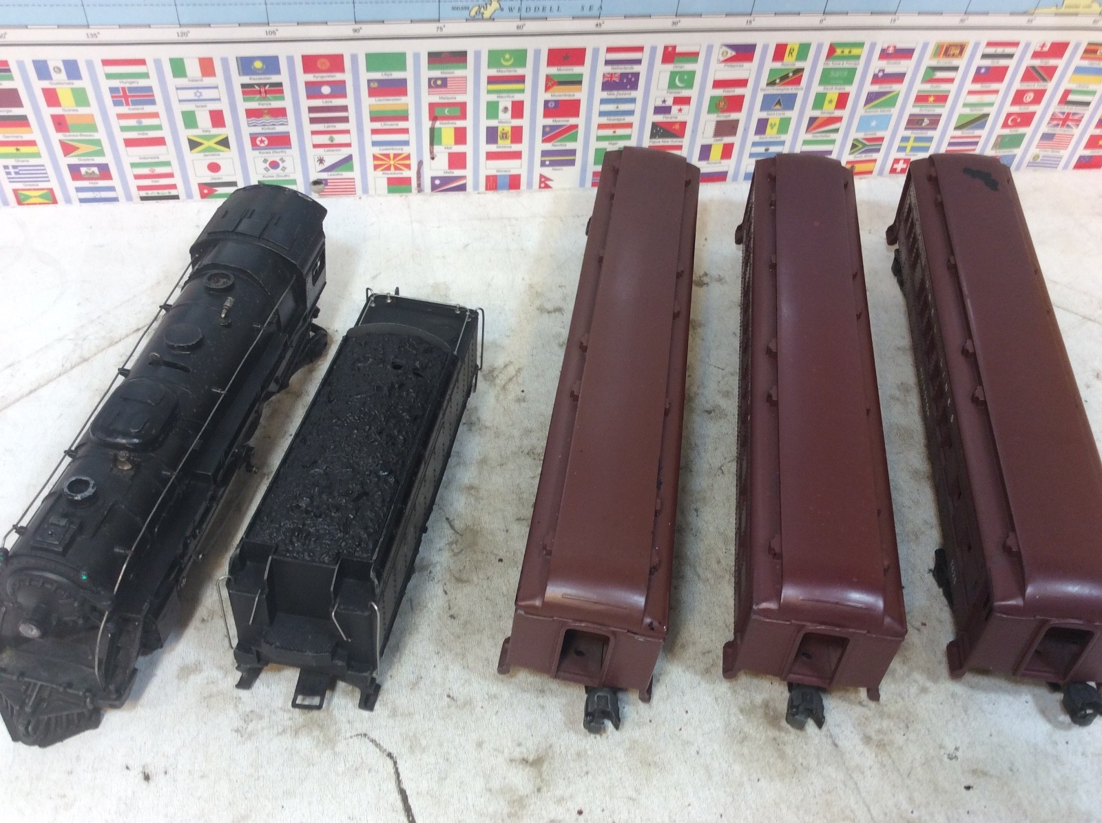 Lionel 726 Steam Engine and 3 Madison Passenger Cars O Gauge / 027