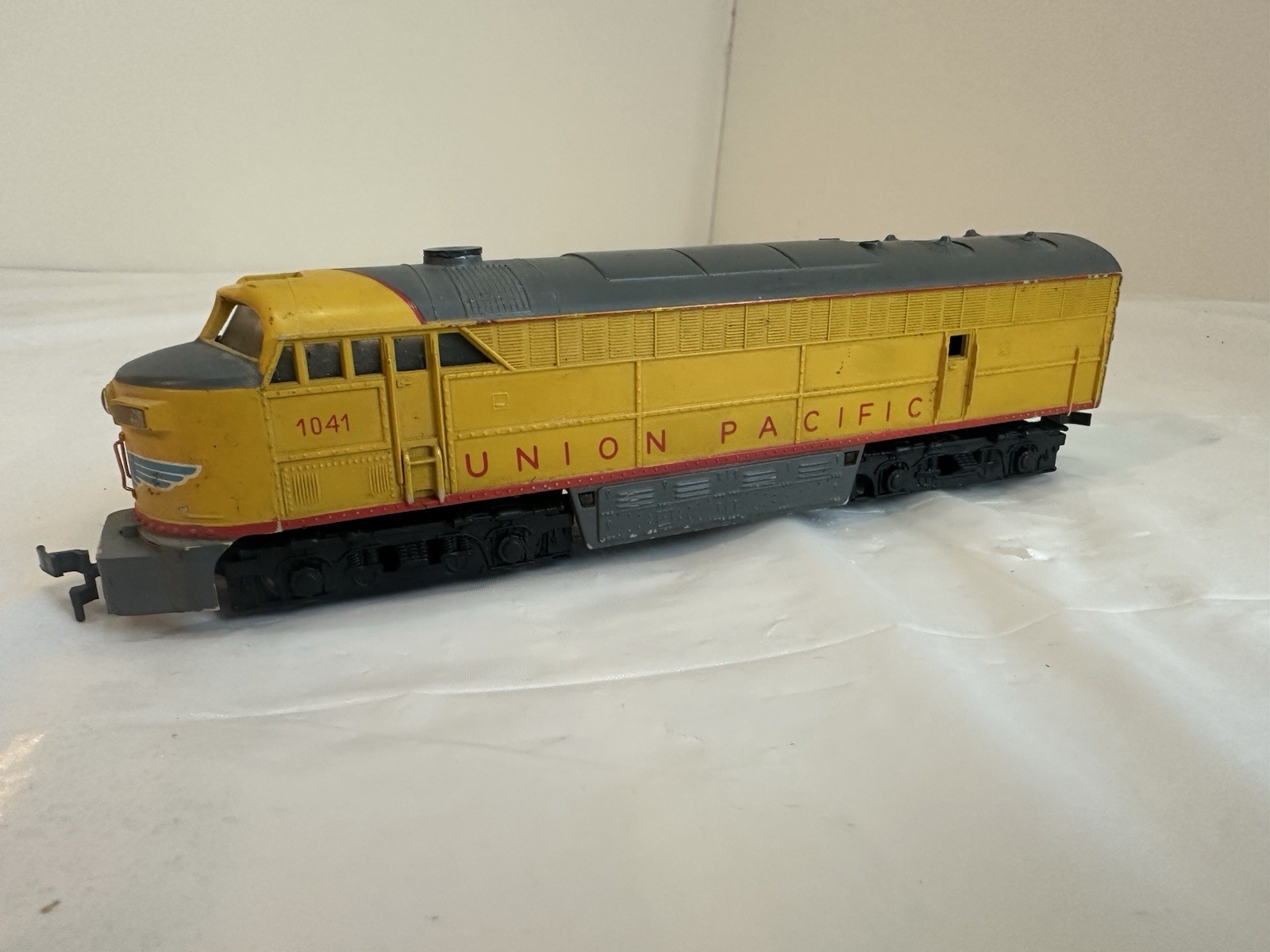 AHM Tempo Union Pacific Powered Locomotive 1041 HO Scale Used Working EMD E9