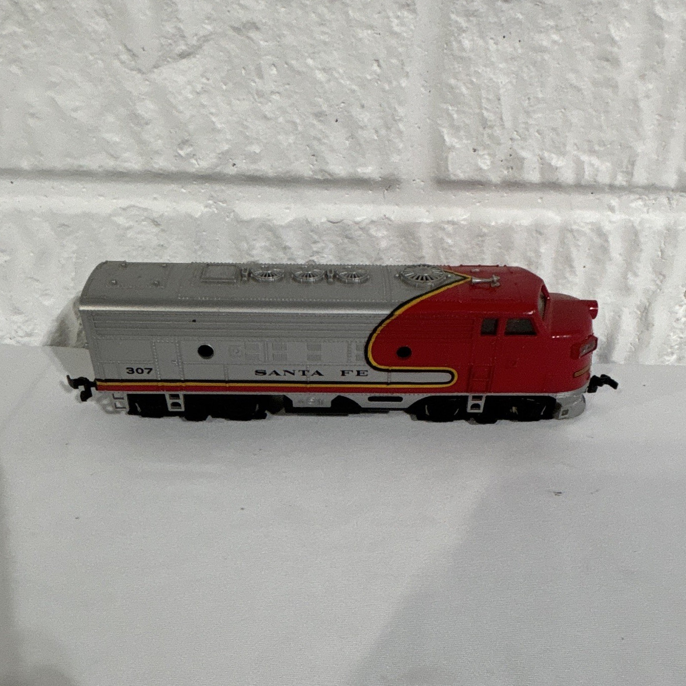 HO Scale Santa Fe Diesel Locomotive #307 Analog Silver/Red/Black/Yellow Plastic
