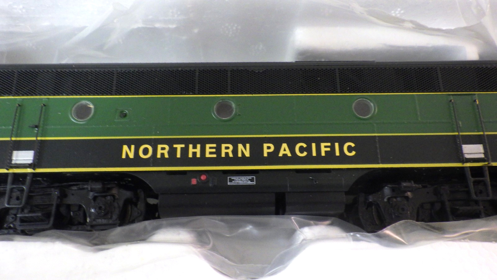 HO-InterMountain EMD F3B Powered Locomotive in Opened Box * NP Northern Pacific